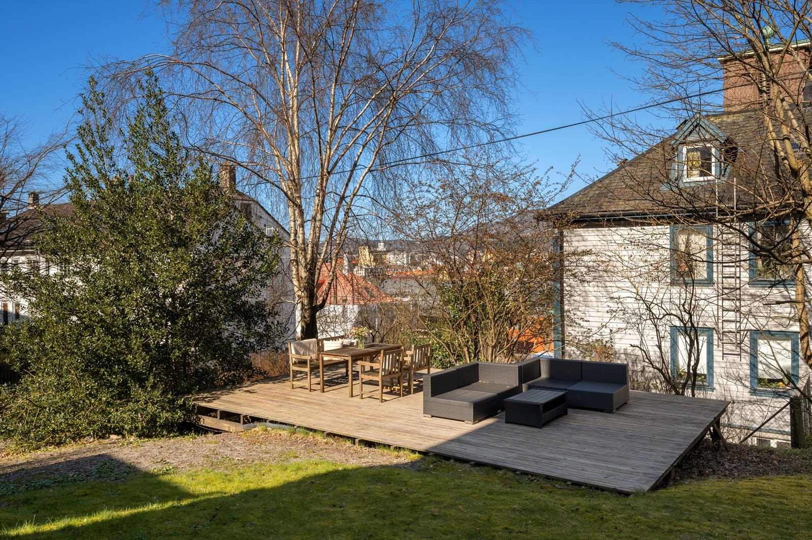 Stor terrasse som kan benyttes av beboerne i borettslaget. Galleribilde