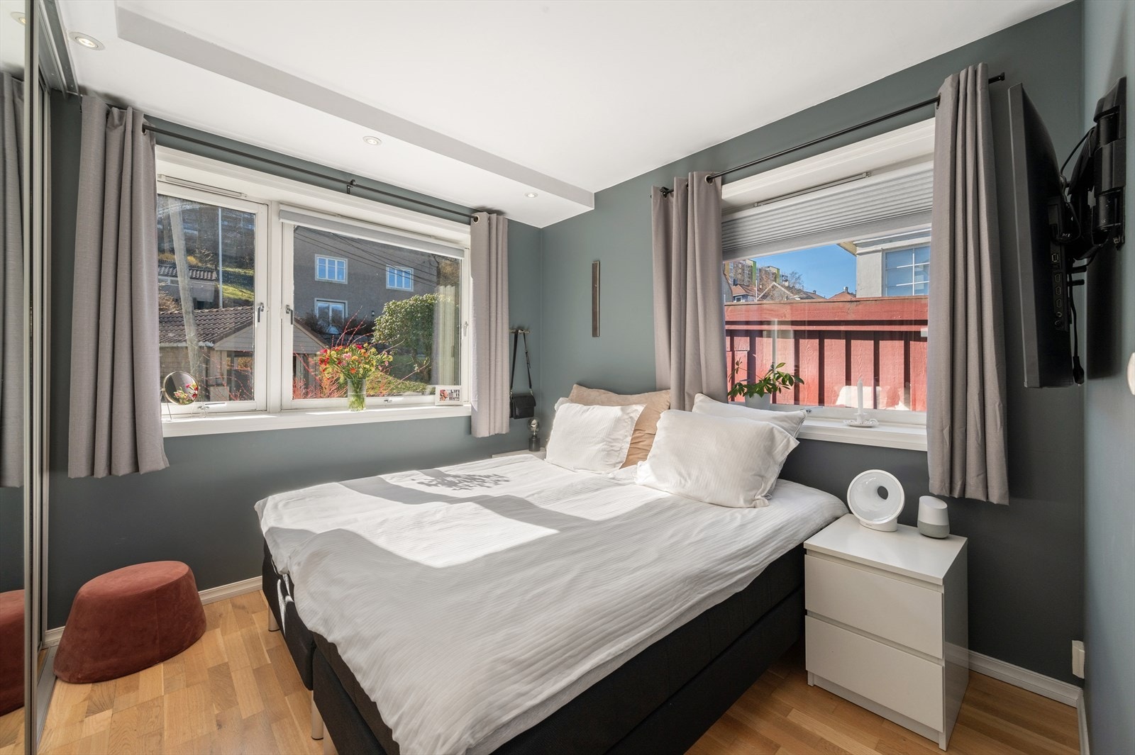 Soverom 1 er av god størrelse med plass til en dobbeltseng samt tilhørende nattbord. Galleribilde