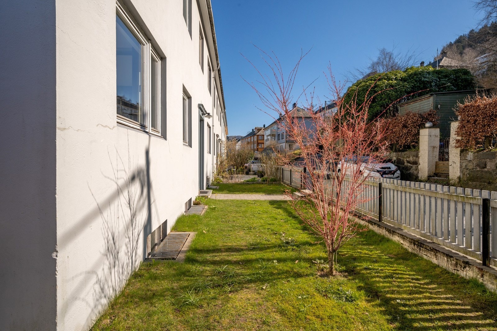 Nydelig grøntareal i front av boligen. Galleribilde