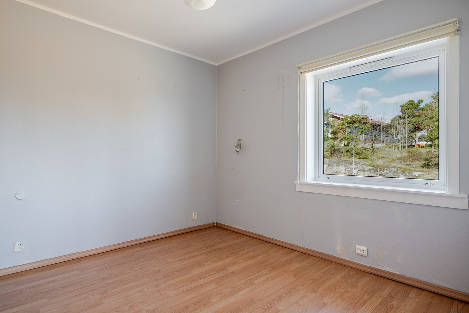 Leiligheten har adskilt soverom med god plass til dobbeltseng. Galleribilde