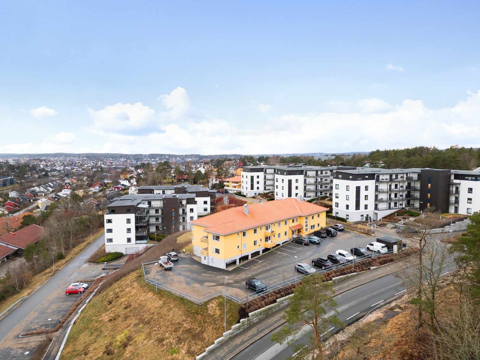 Åsebråttunet 2 ligger høyt i terrenget og har godt med parkering. Galleribilde