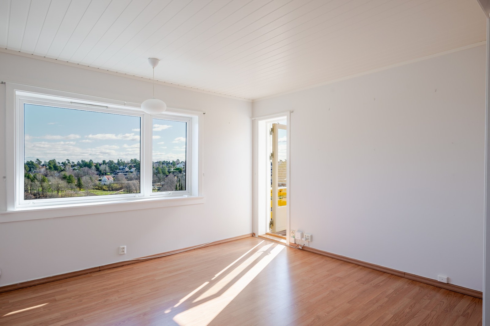 Utgang til balkong fra stuen. Galleribilde