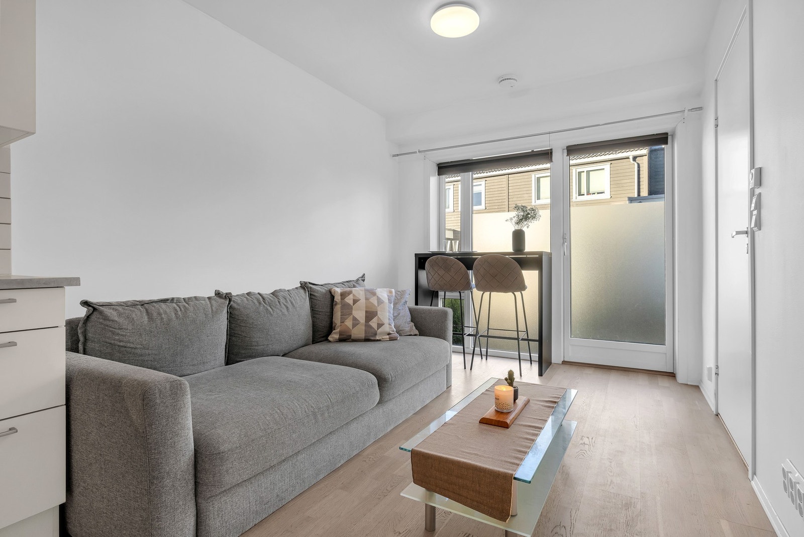 Her er det plass til en sofa og stuebord. Galleribilde