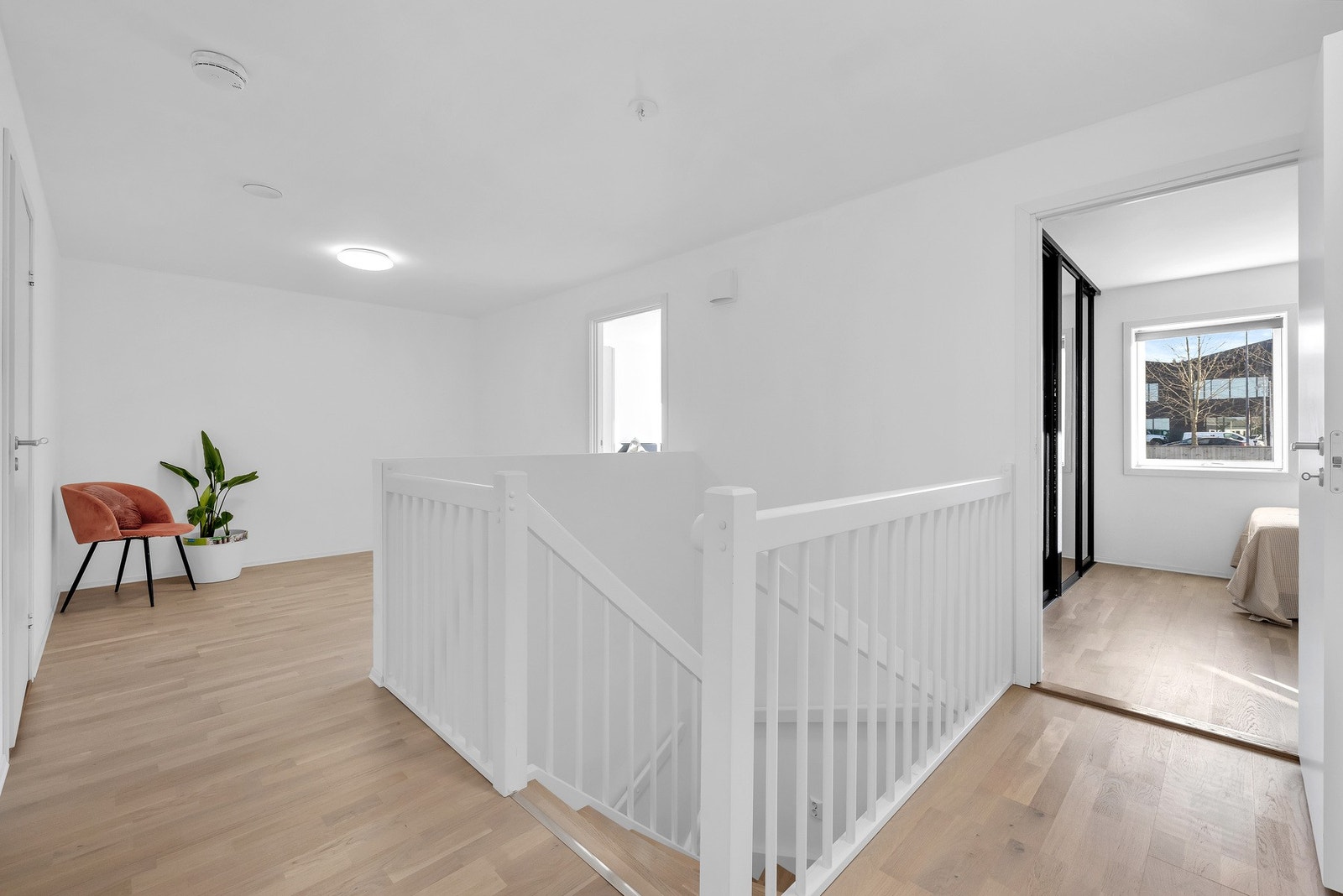 I denne etasjen finner vi fire soverom, baderommet og et åpent areal som har plass til møblering. Galleribilde