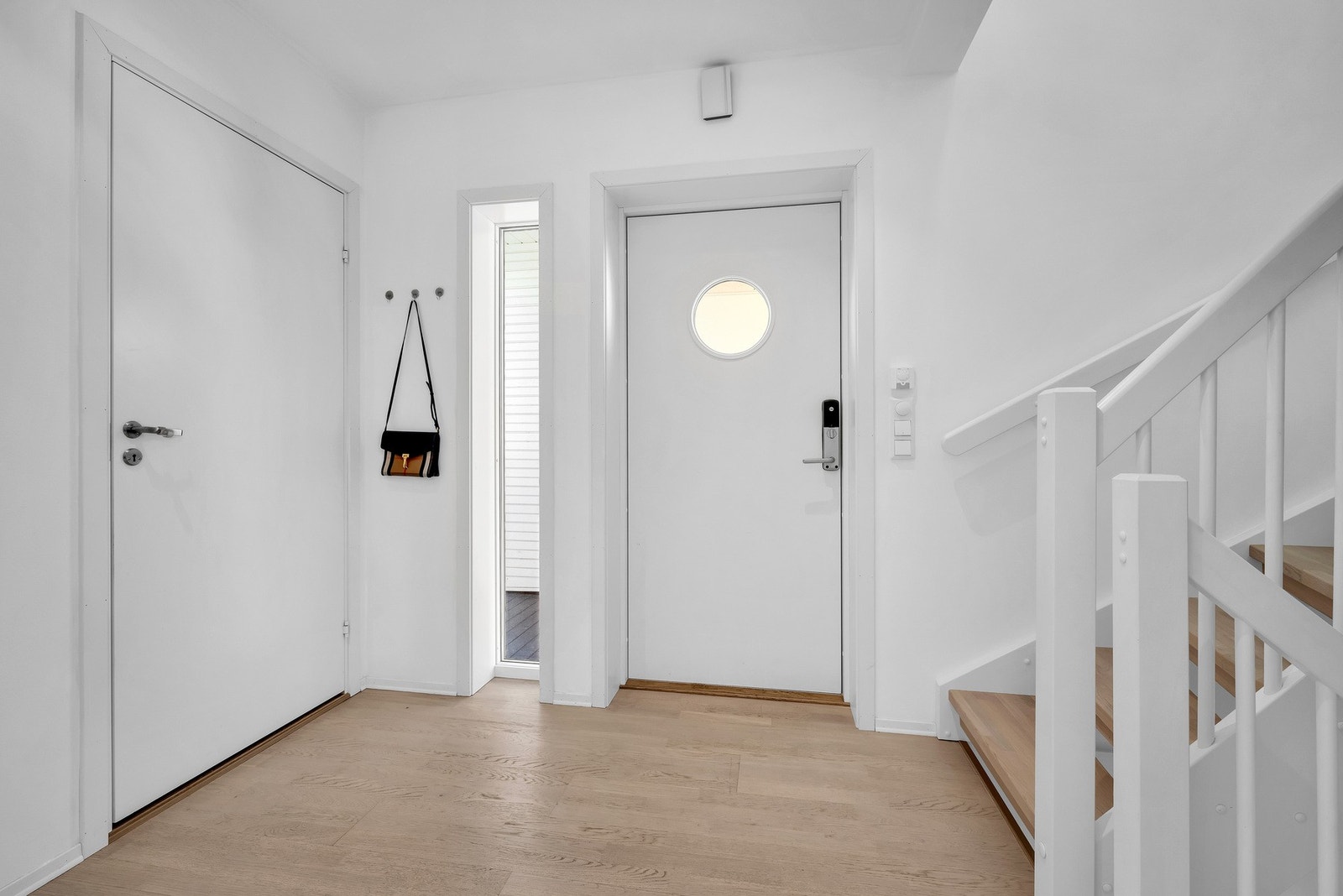 Entreen er både stor og luftig, og gir et fint førsteinntrykk. Galleribilde