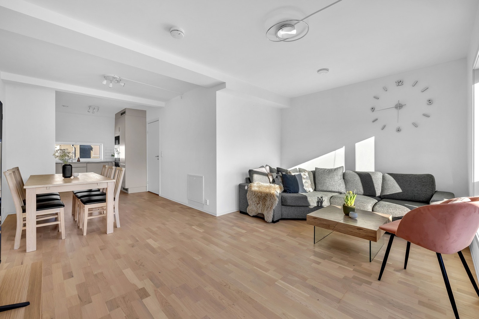 Gulvene er belagt med parkett. For øvrig er det vannbåren gulvvarme i alle rom. Galleribilde