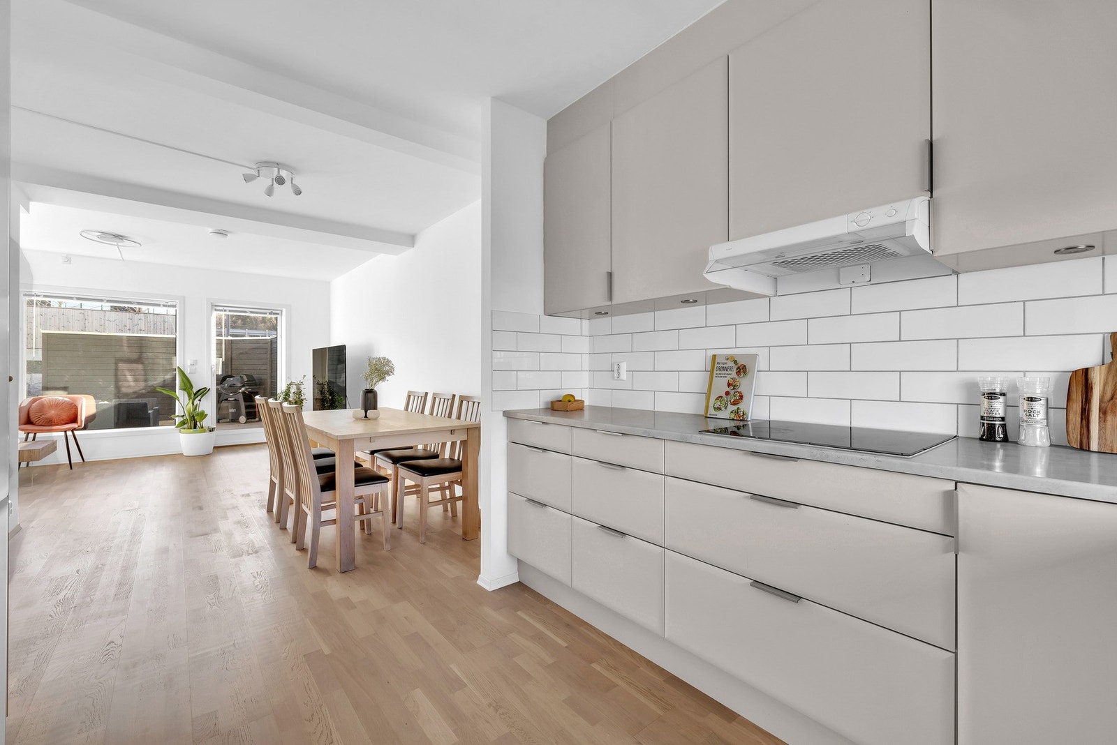 I en sosial løsning mot stuen er det god plass til en spisesone der både familie og venner kan samles - praktisk! Galleribilde