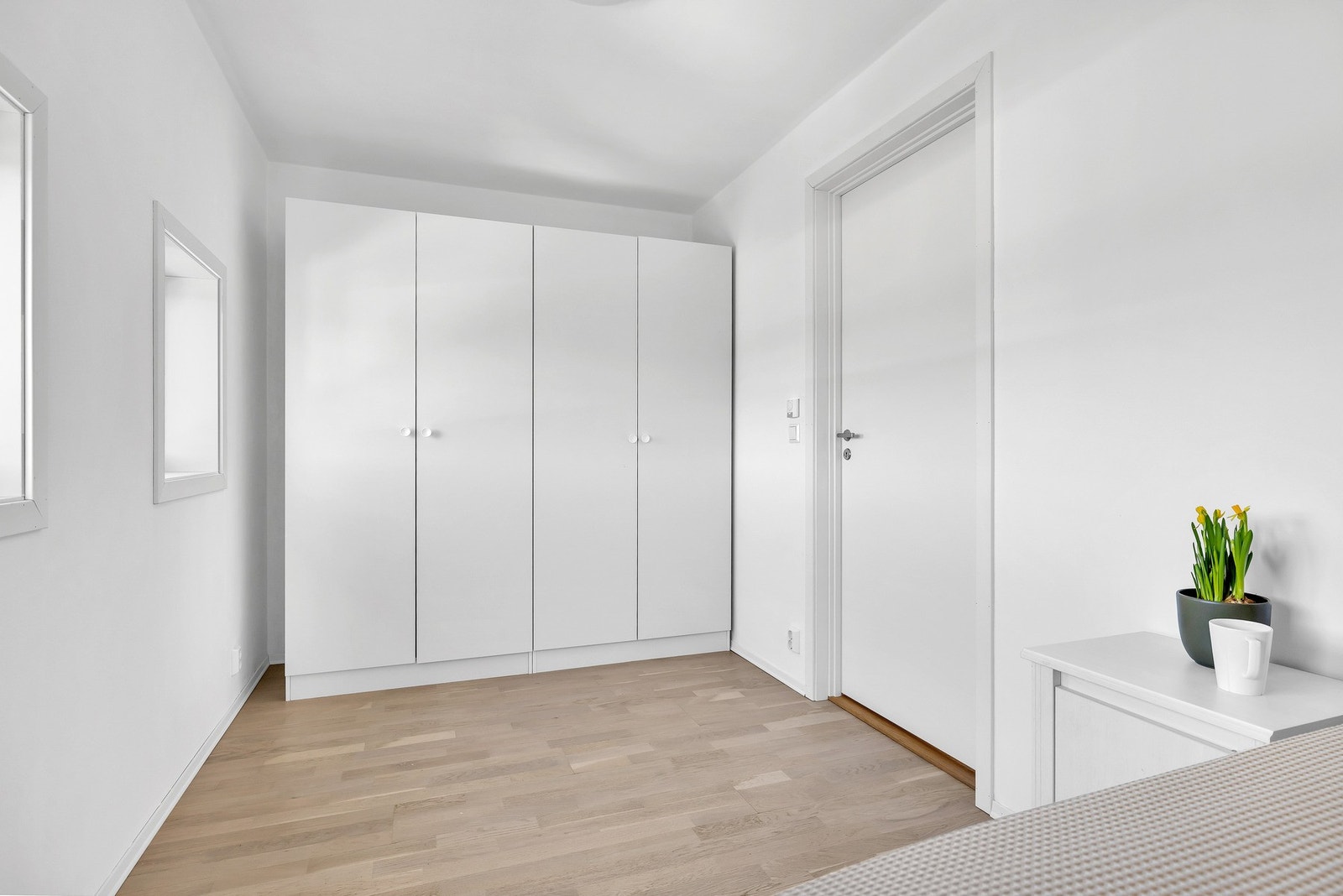 Også her finner garderobeskap. Det er skap i alle rom. Galleribilde