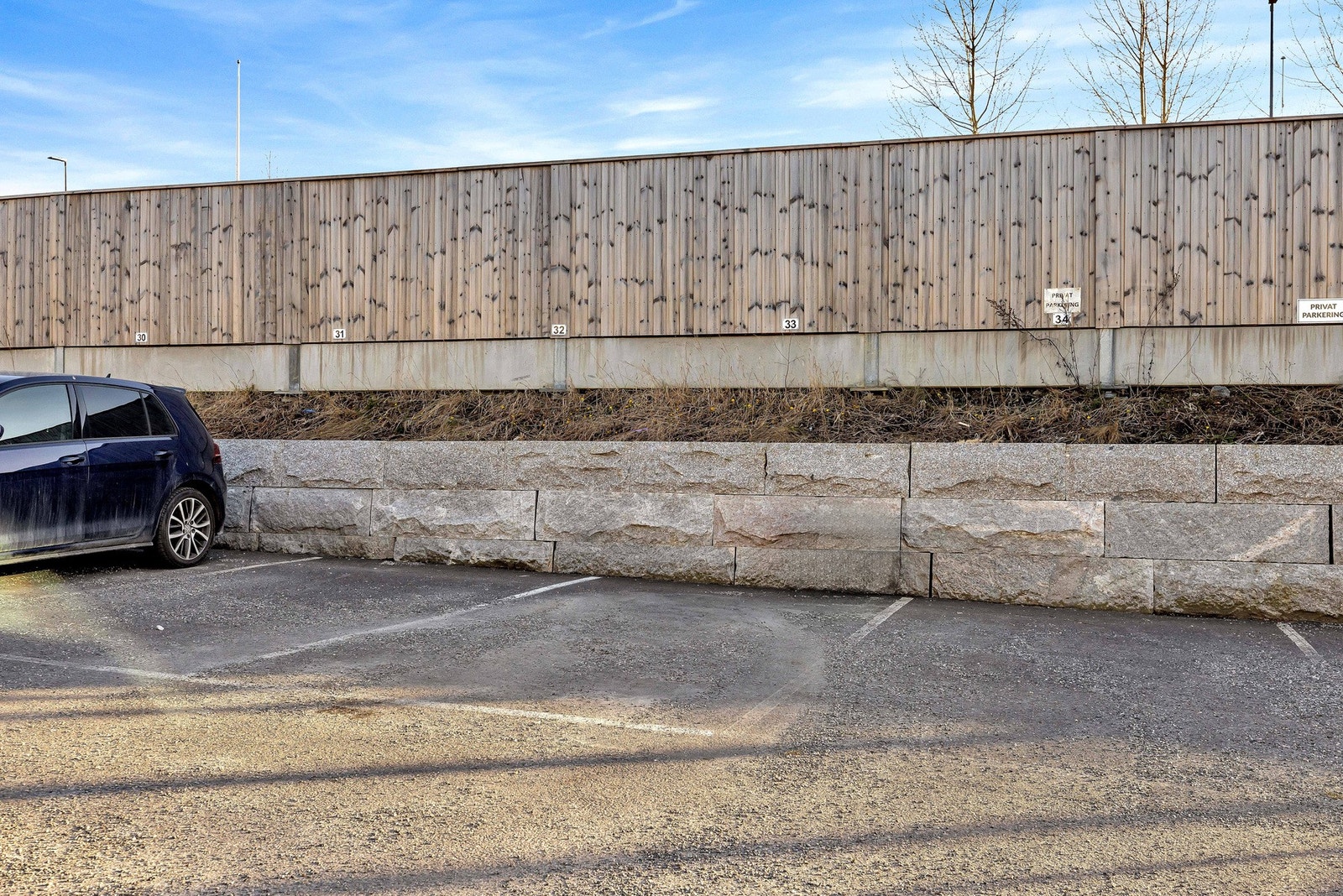 Det er en ekstra parkeringsplass like ved boligen. Galleribilde