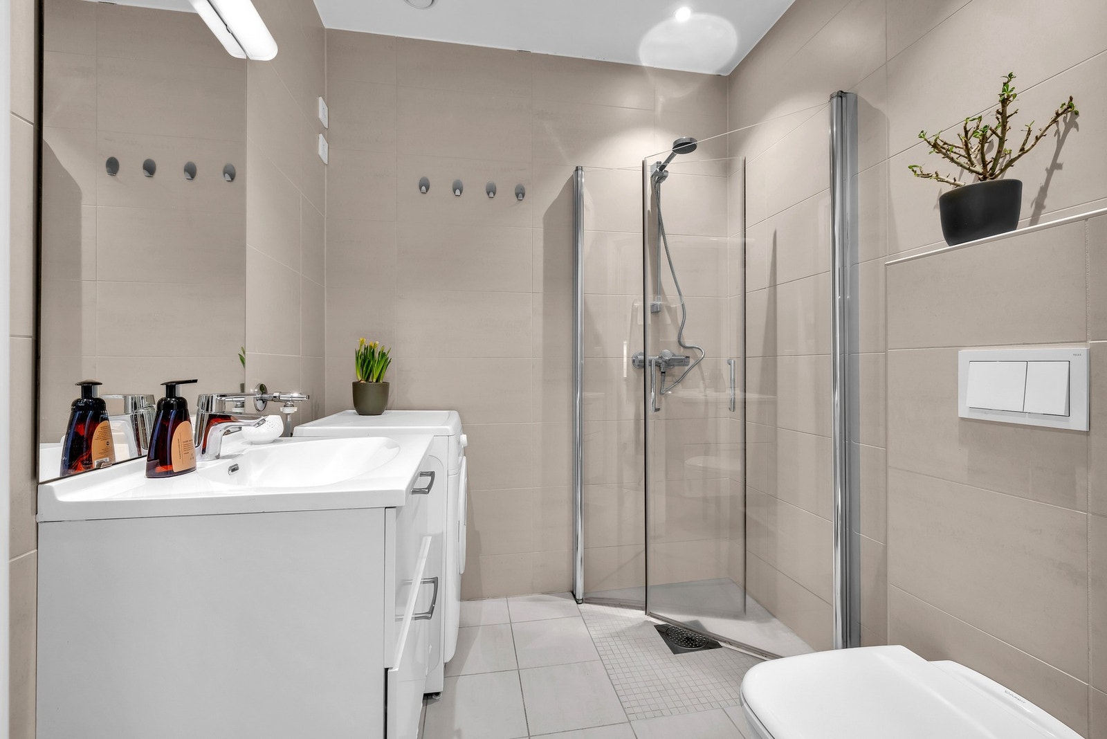 Badet i denne delen er også av høy standard. Det er opplegg for vaskemaskin. Galleribilde