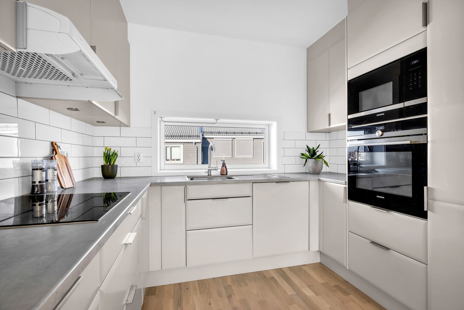 Godt med oppbevaringsplass i både under- og overskap. Galleribilde