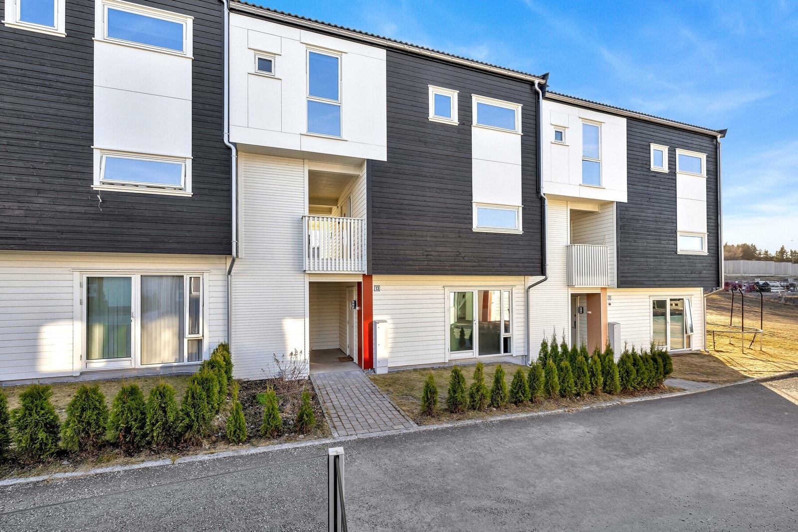 Vi tar turen videre ut og rundt boligen. Her er nemlig inngangen til underetasjen. Galleribilde