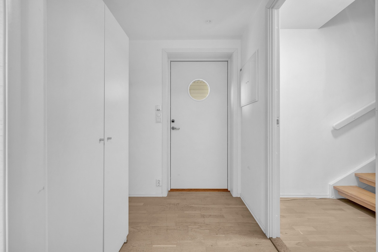 Entre med plass til oppbevaring av yttertøy. På høyre side ser vi trappen som kommer ned fra 1.etg. Galleribilde