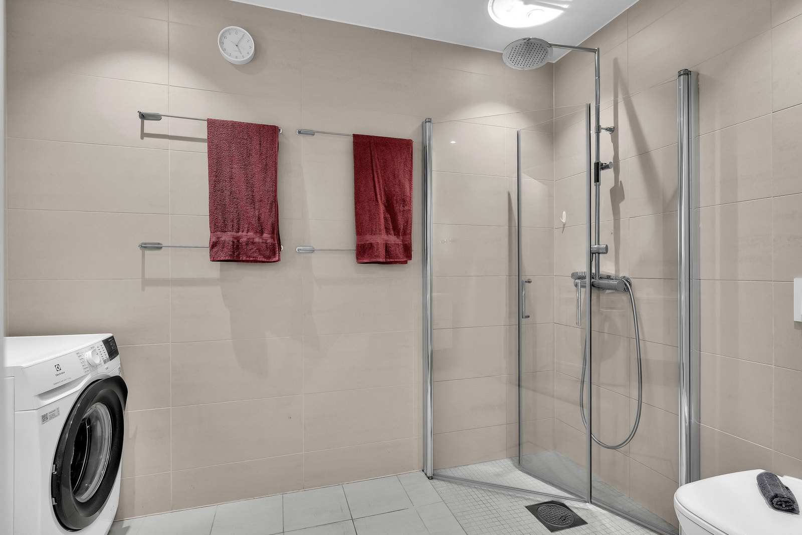 Baderommet er romslig med dusjhjørne. Galleribilde