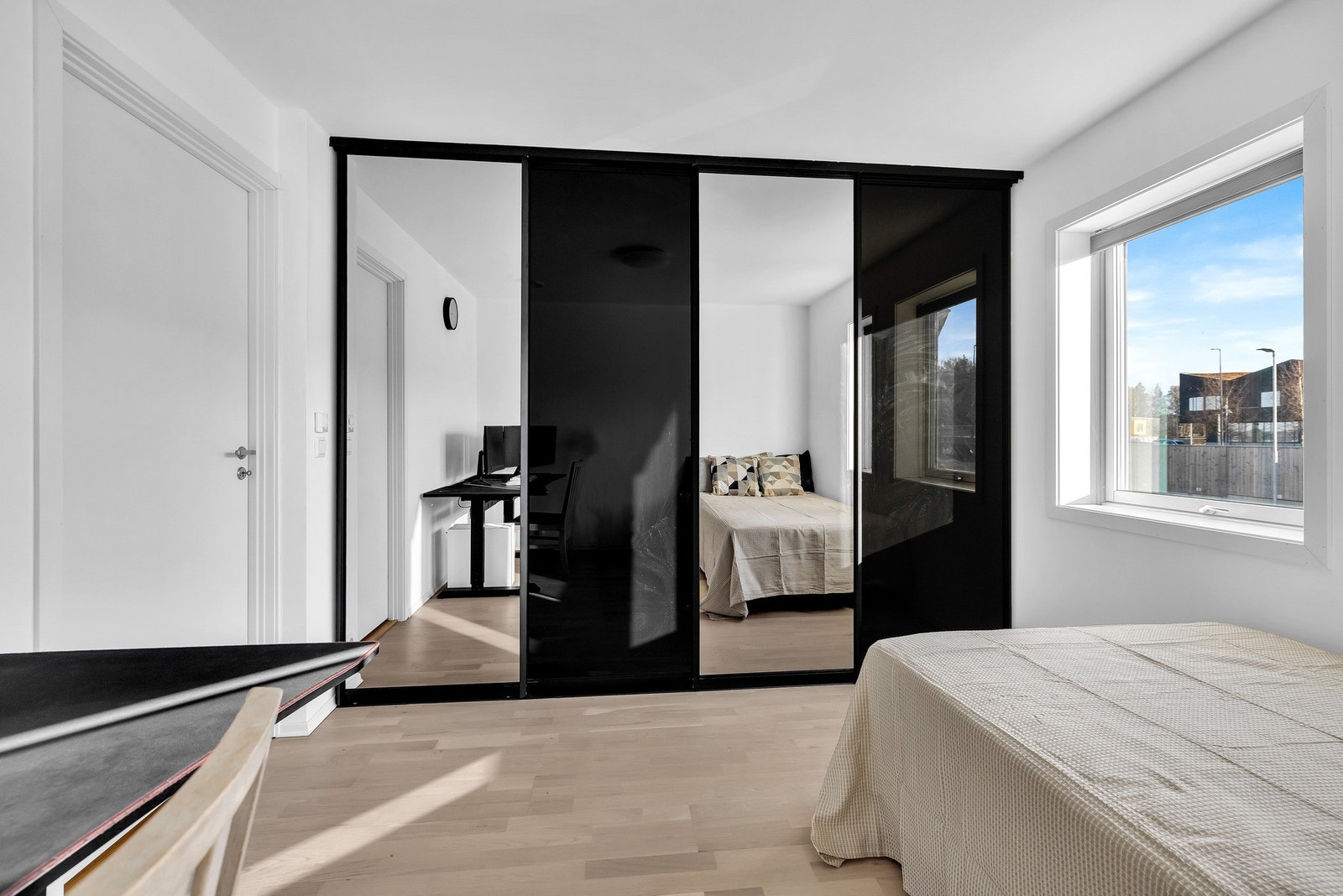 Stor skyvedørsgarderobe gir rommet nok av oppbevaringsplass. Galleribilde