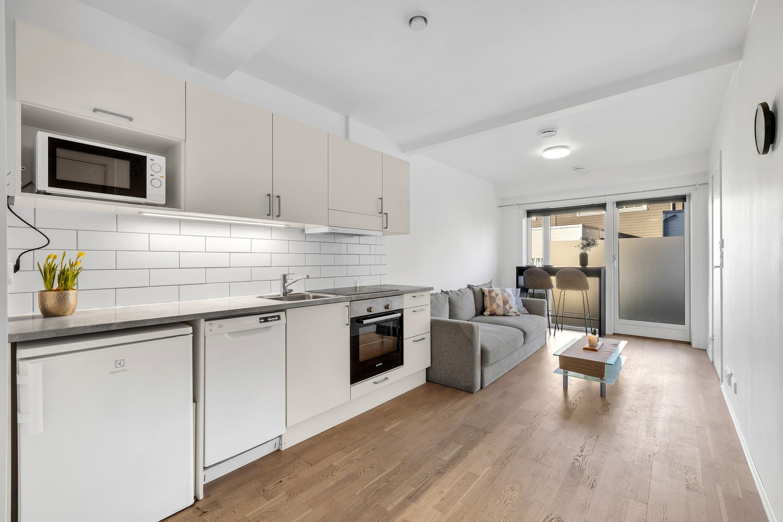 Denne delen av boligen har en åpen løsning som inneholder stue/kjøkken, baderom, alkove og entré. Delen leies ut for 11.000 p.t. Galleribilde