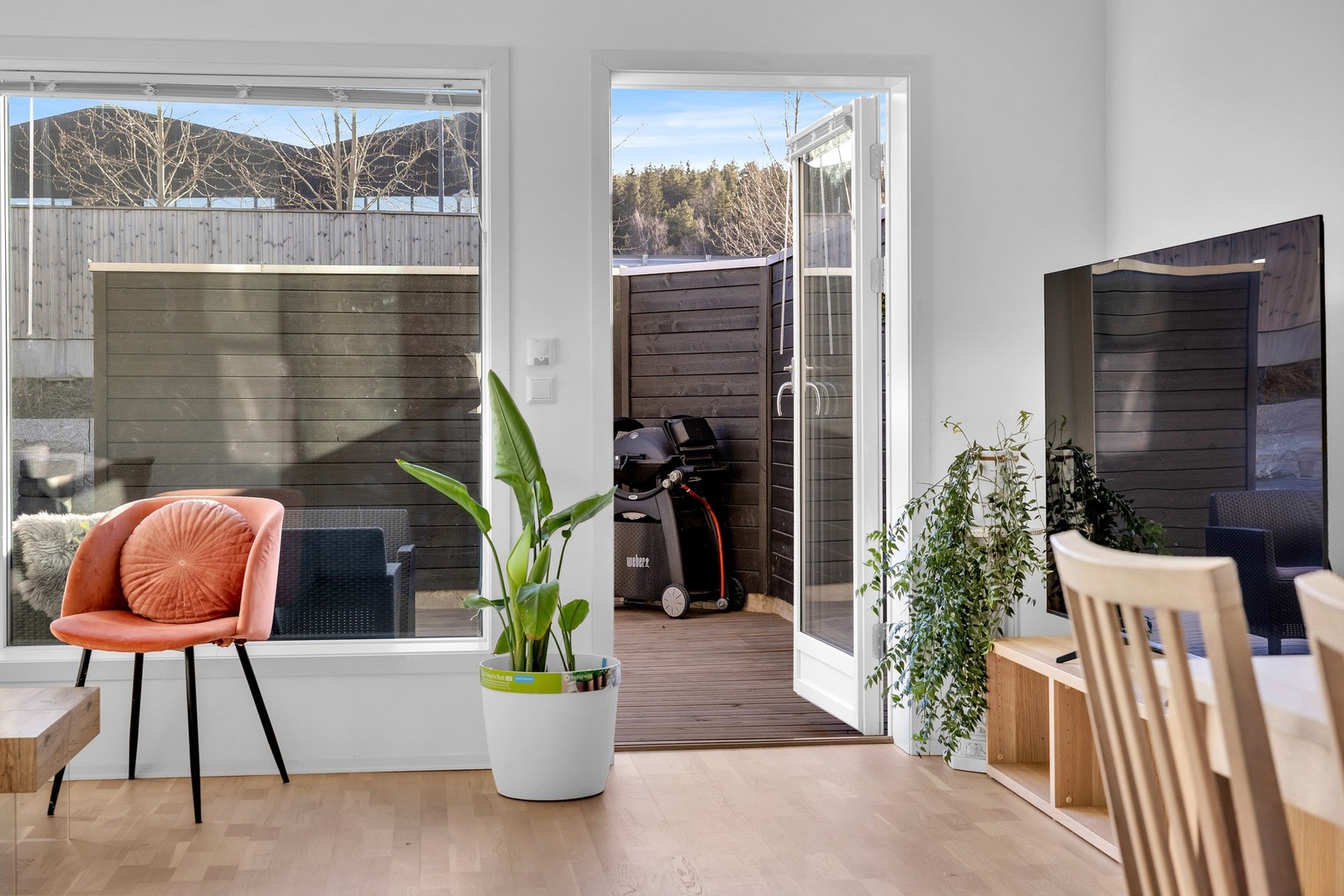 Ut fra stuen kommer vi til den store terrassen. Galleribilde