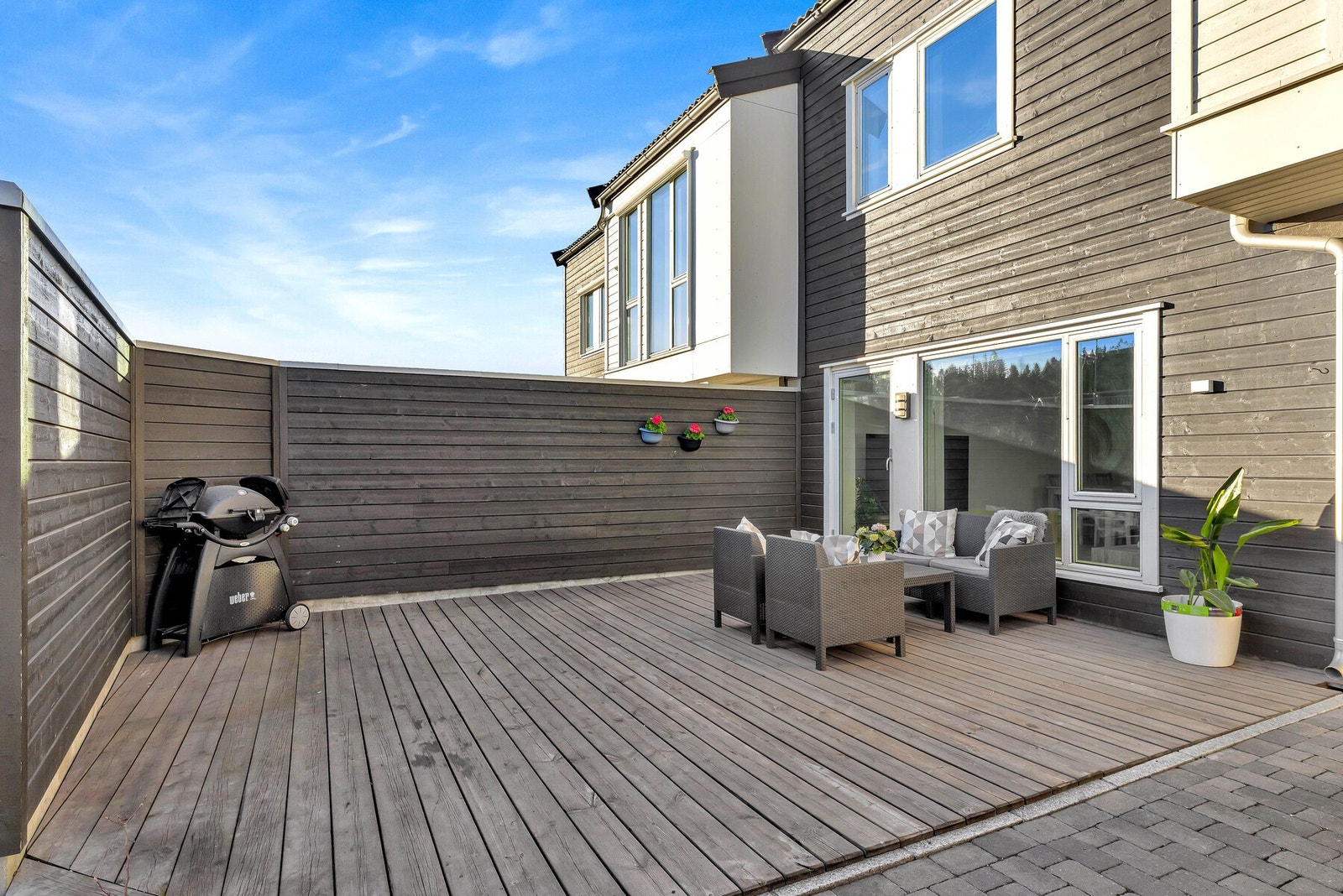 Den store terrassen utenfor er målt til hele 28 kvm. Huset er nymalt i november 2024. Galleribilde