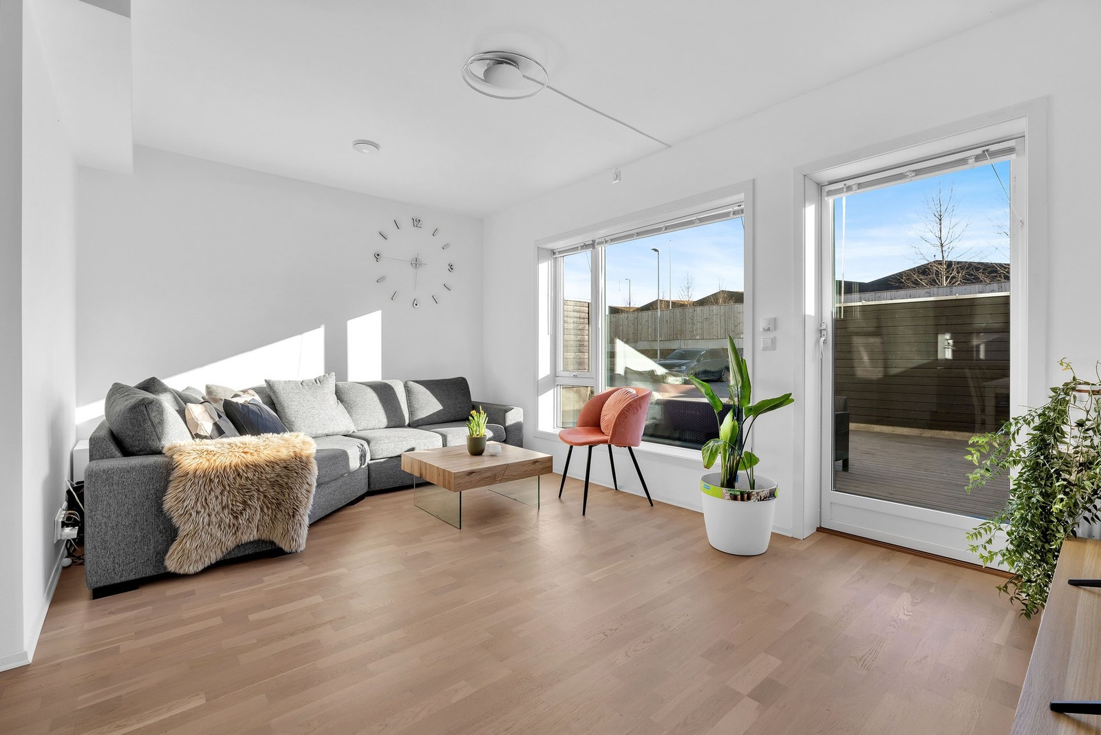 Dette er et herlig rekkehus fra 2018, som byr på blant annet uteleidel, 5 soverom og en super planløsning. Galleribilde