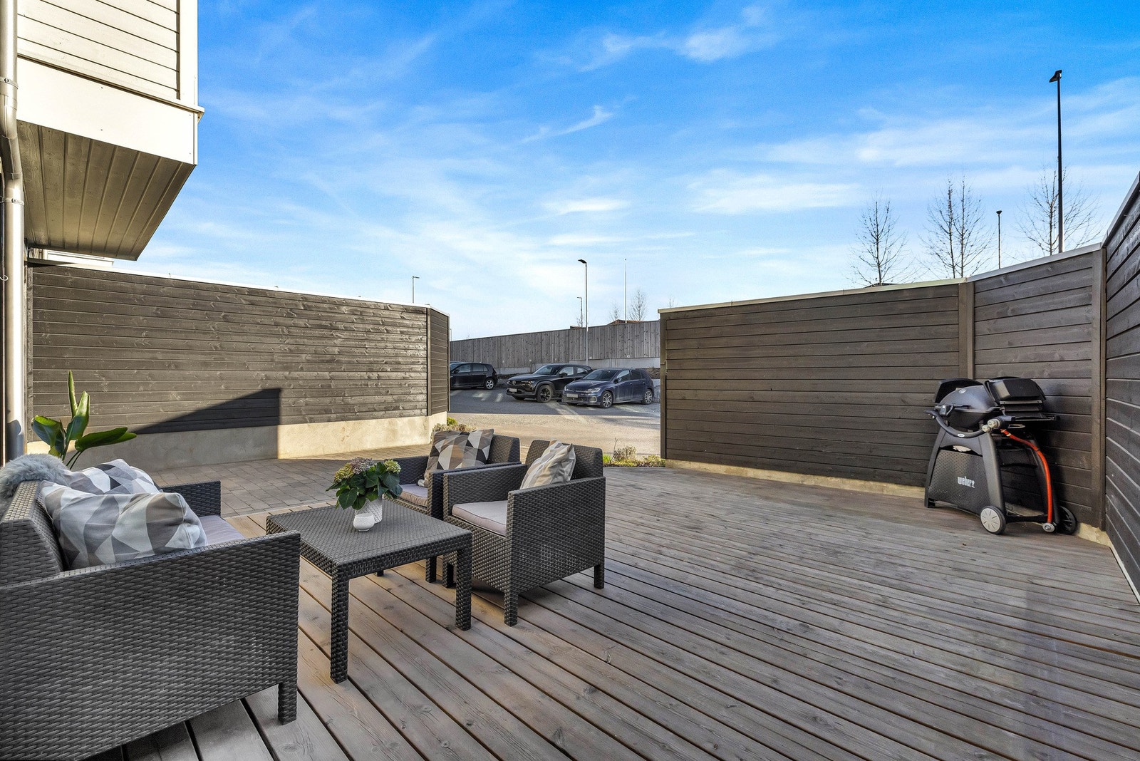 Det er også plass til spisebord her ute, som naturligvis kommer til sin rett på sommeren. Galleribilde