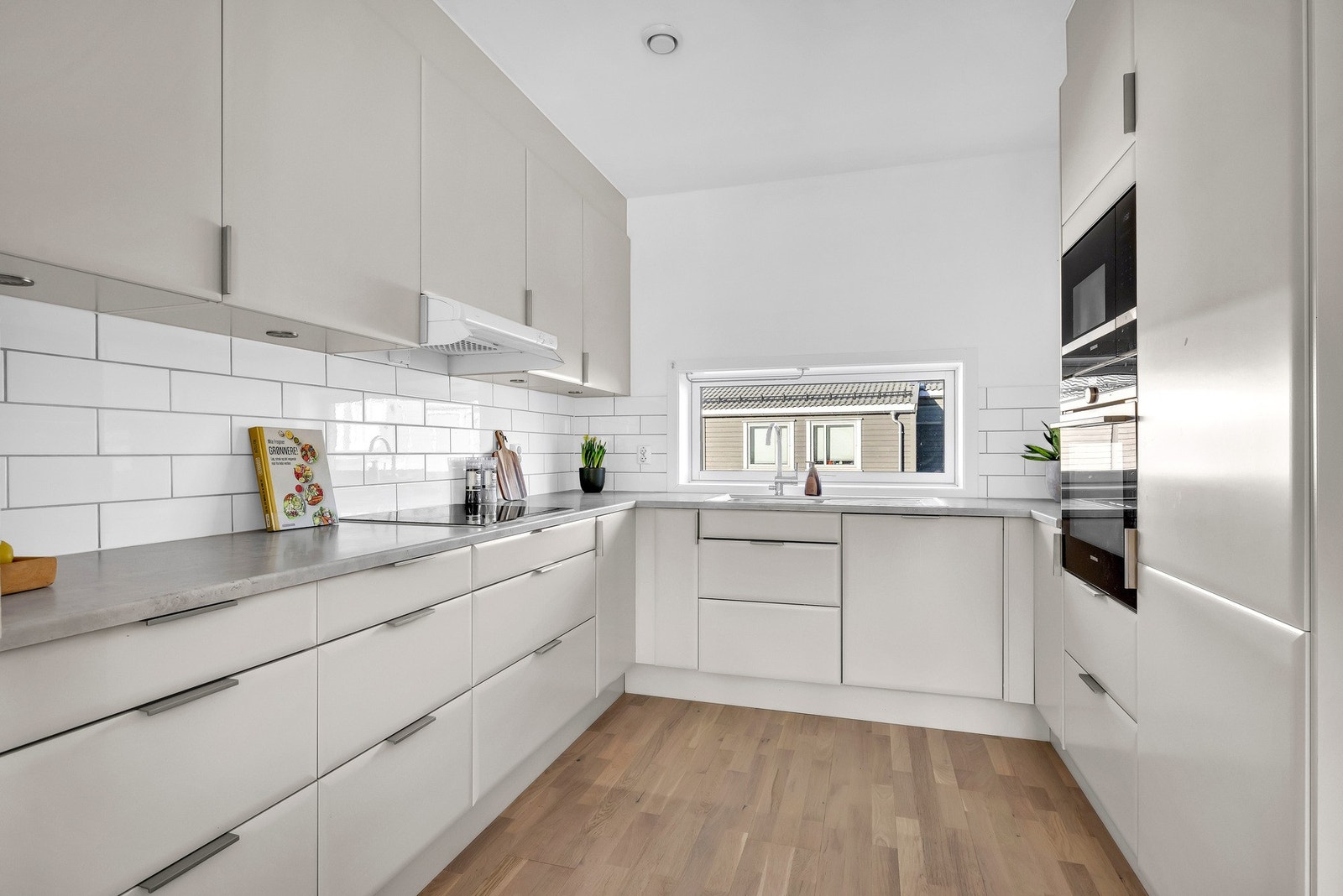 Kjøkkenet er stilrent i en U-form. Galleribilde