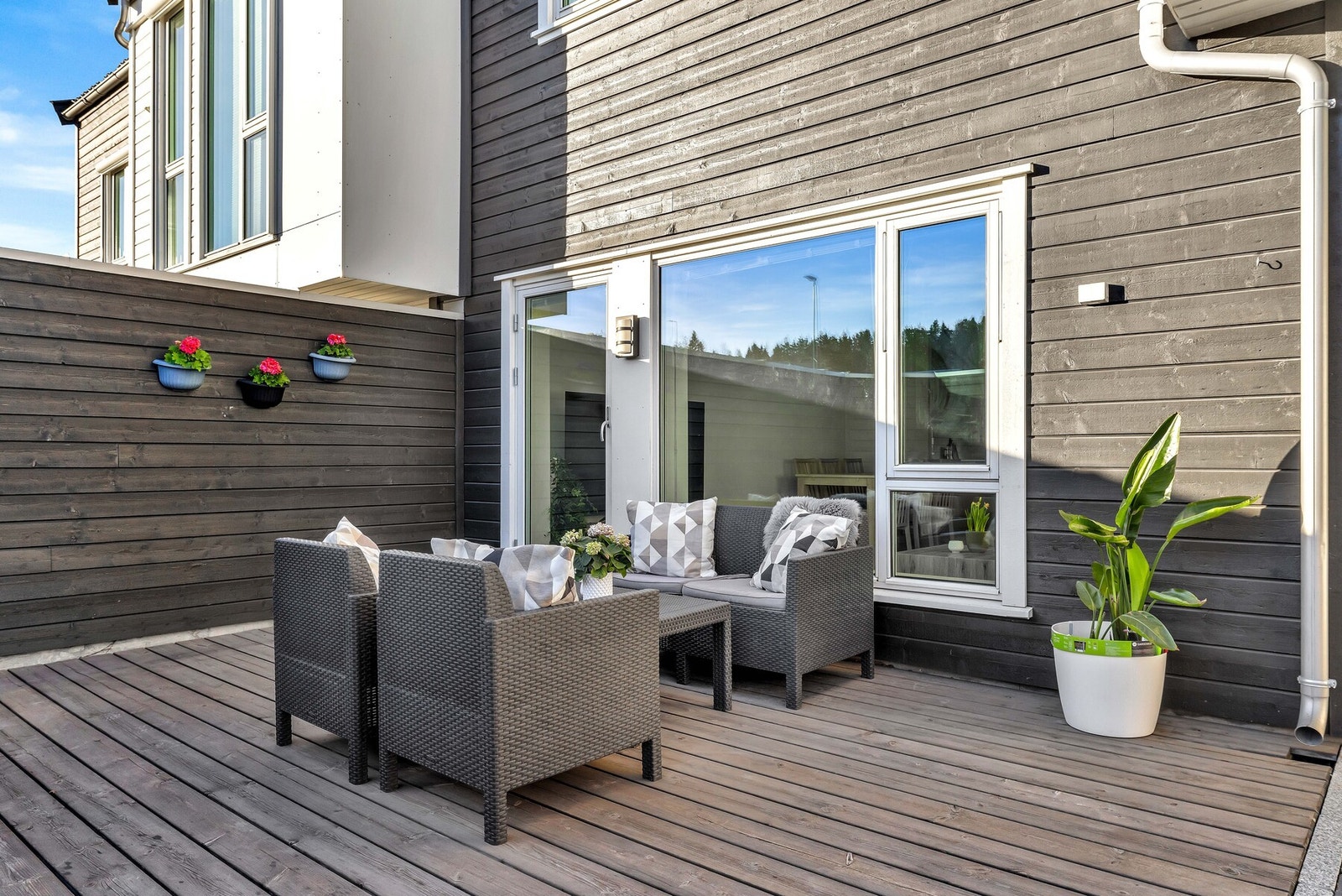 Det betyr at det er plass til det utemøblementet du vil. Terrassen er nylig beiset. Galleribilde