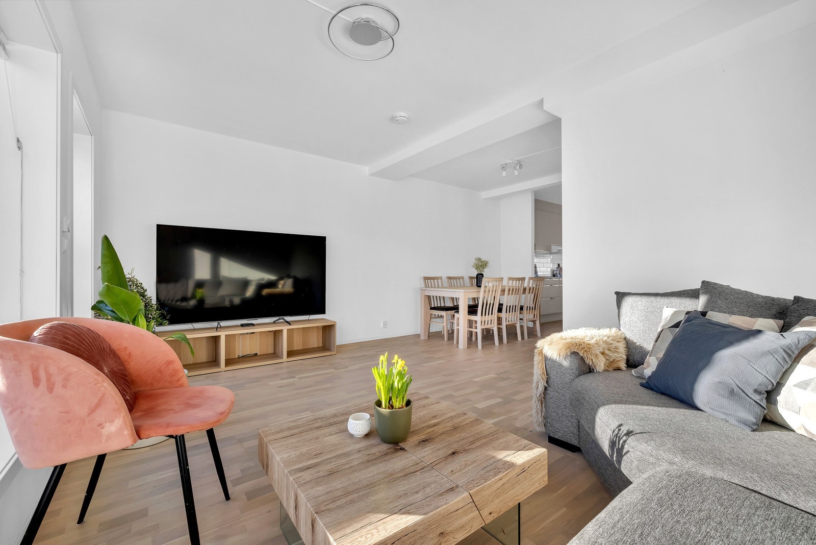 Stuen er både svært romslig og lys. Dette er absolutt det foretrukne oppholdsrommet, med god plass til både større sofagruppe og spisebord. Galleribilde