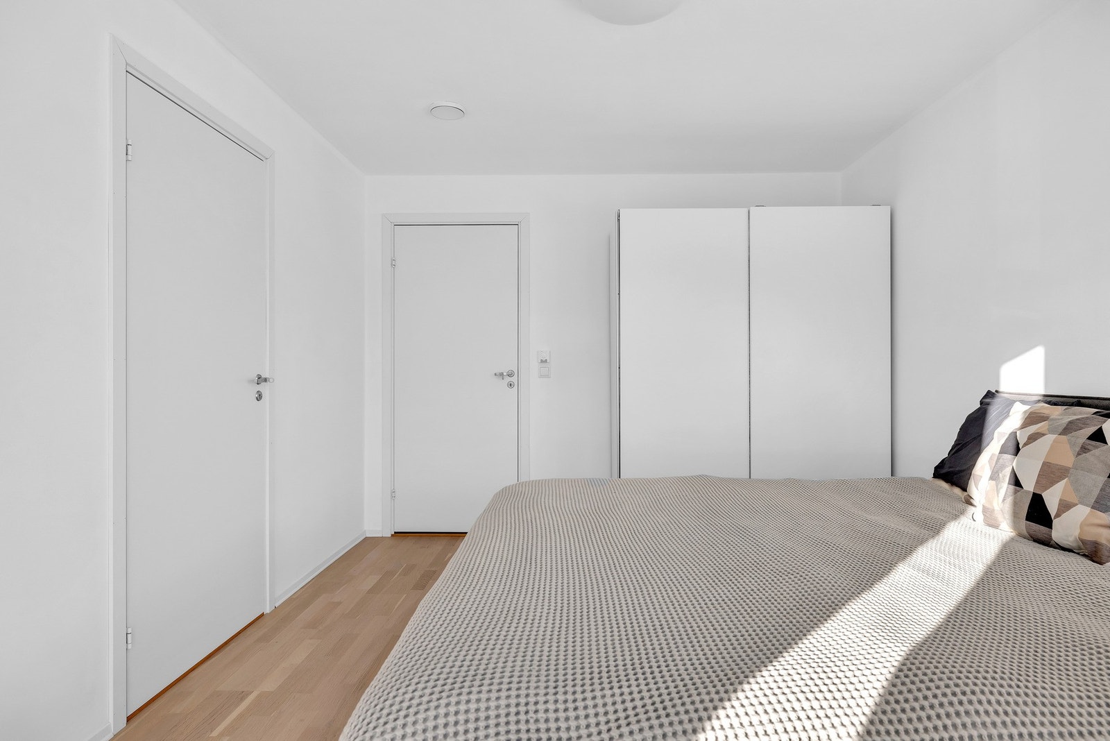 Rommet er stort med masse naturlig lys gjennom vinduene. Galleribilde