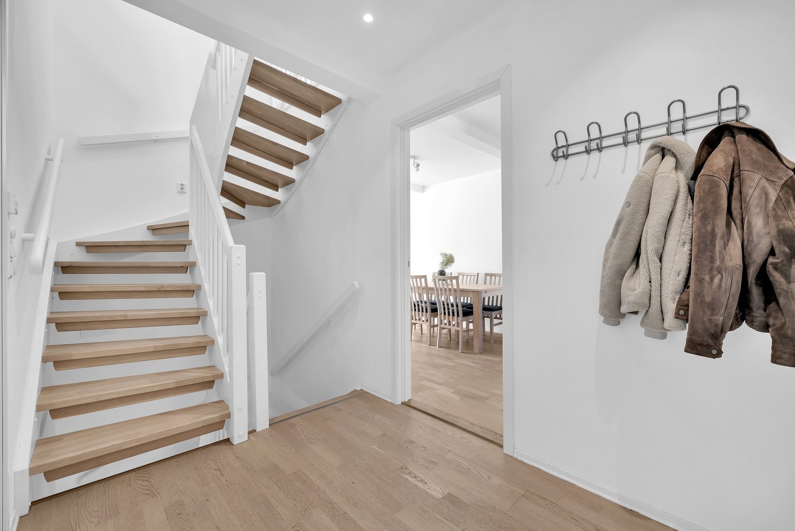 Her er det god plass for oppbevaring av yttertøy. Galleribilde