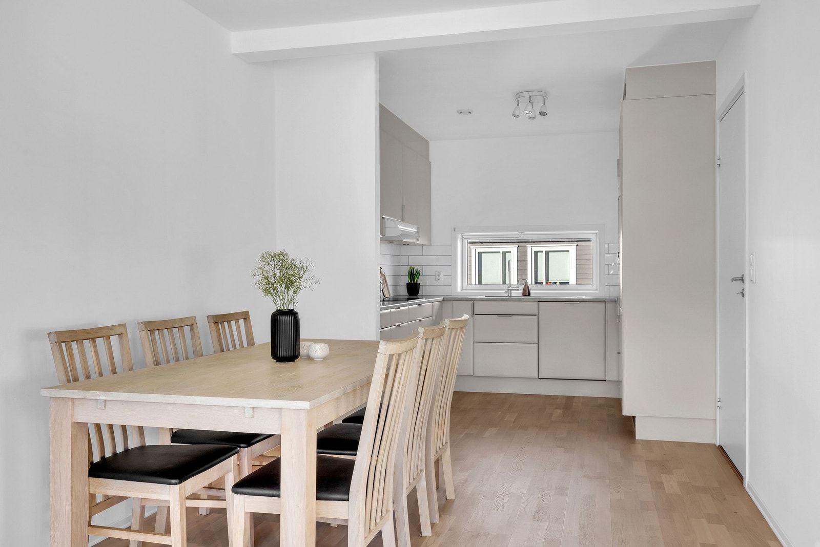 Fra entreen kommer vi videre inn til en fin åpen løsning. Galleribilde