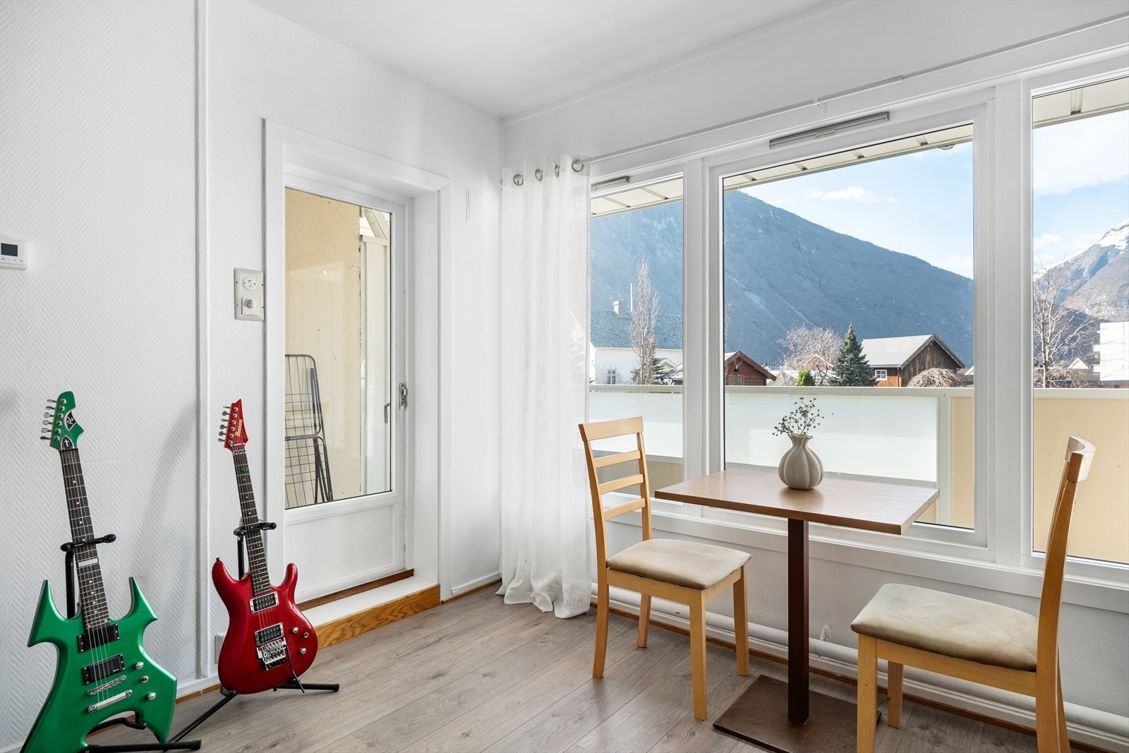 - I stova er det plass til enkel etegruppe og sittegruppe - Galleribilde