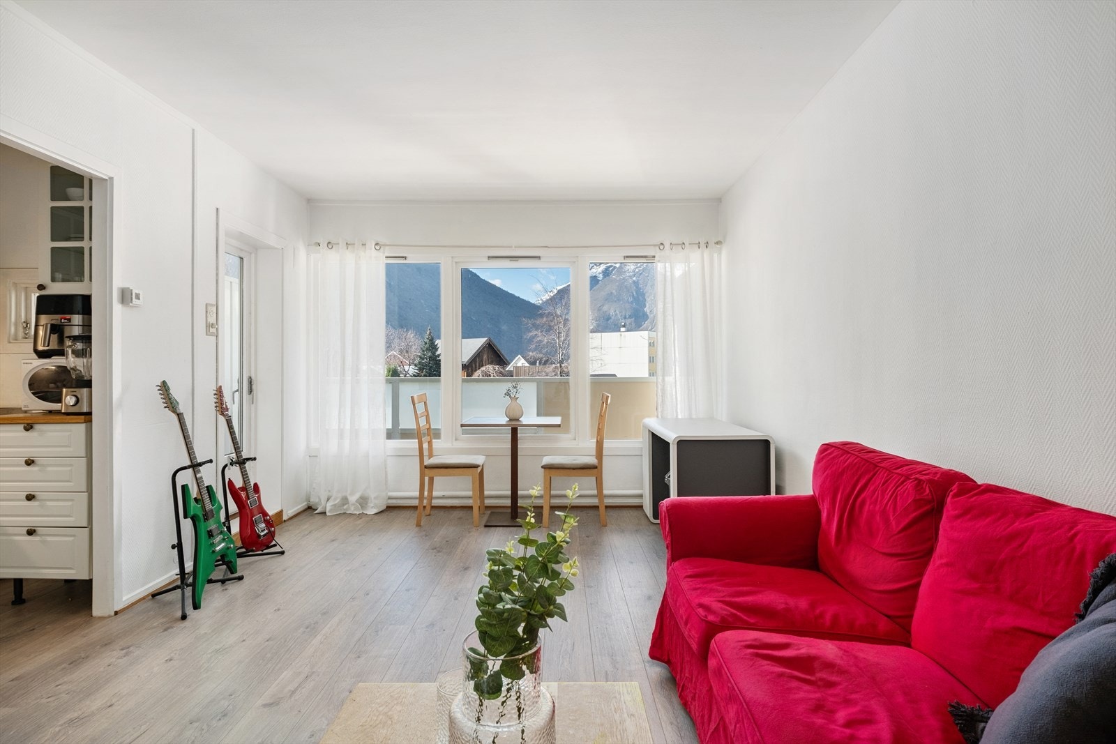 - Stova har nye varmekablar i golvet og nytt laminatgolv - Galleribilde