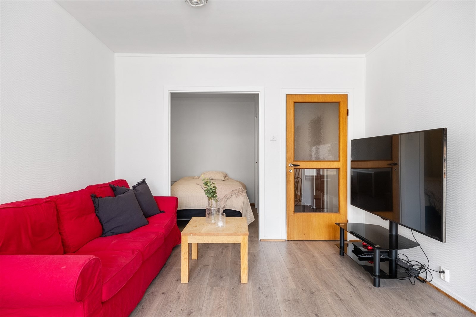 - Lettstelt leilegheit med open stove -kjøkkenkrok og sovealkove - Galleribilde