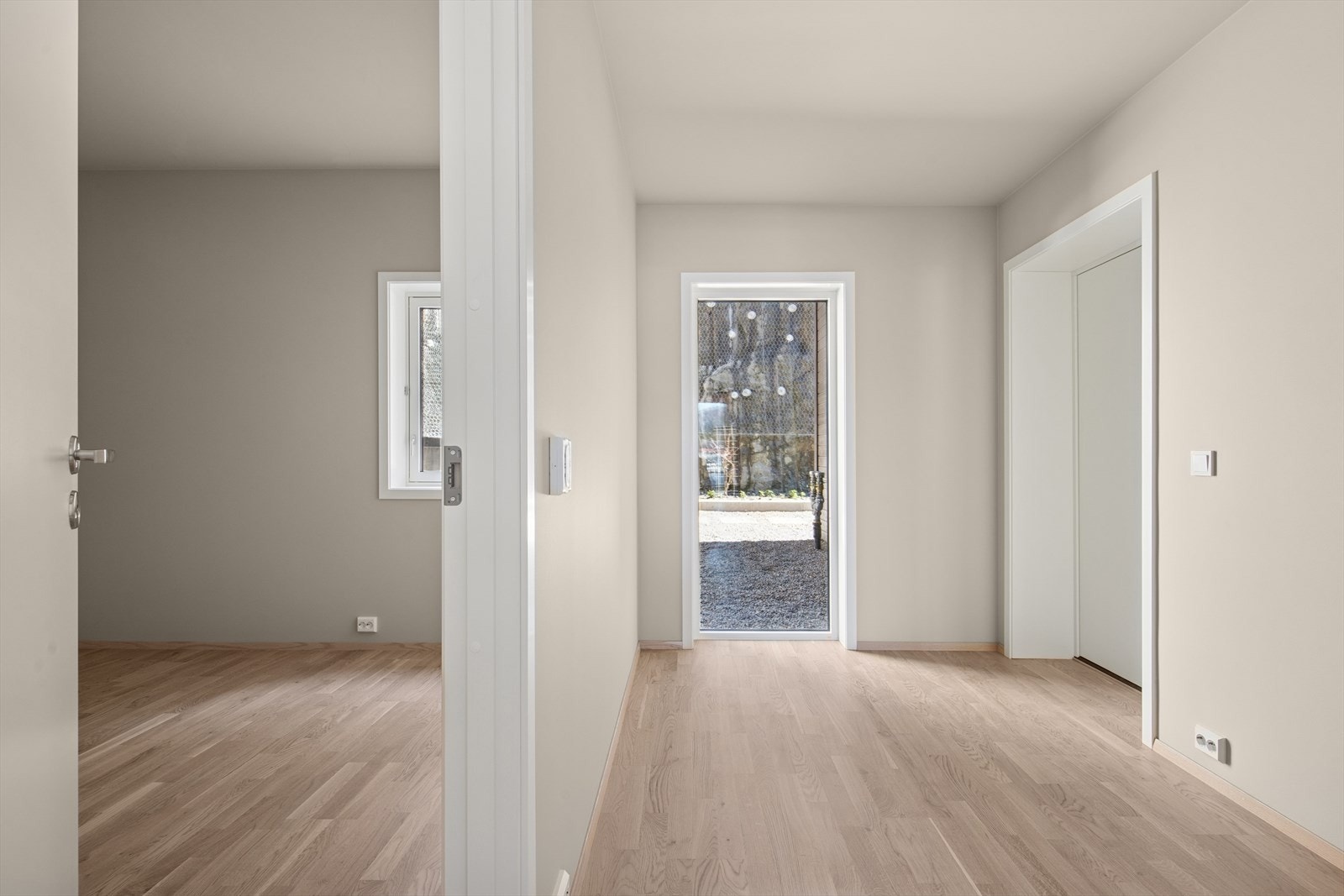 Gangen har god plass til garderobe og er som resten av leiligheten lys og trivelig Galleribilde