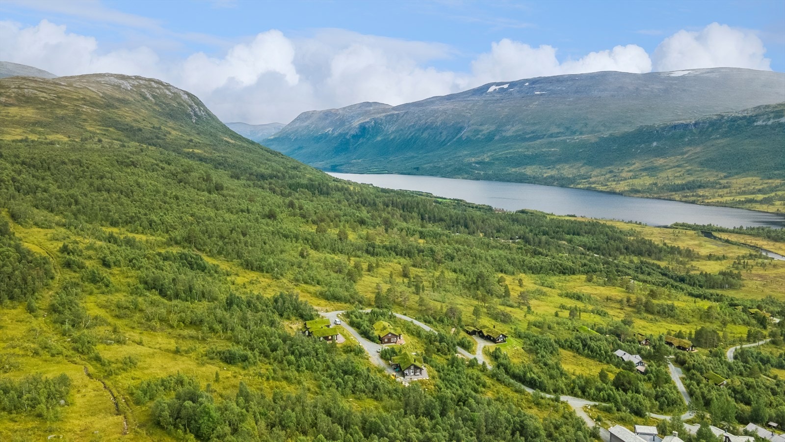 Tomten har naturskjønn utsikt mot Ångardsvatnet, Nonshøa, Svartdalskollen og Kråkvasstind. Galleribilde