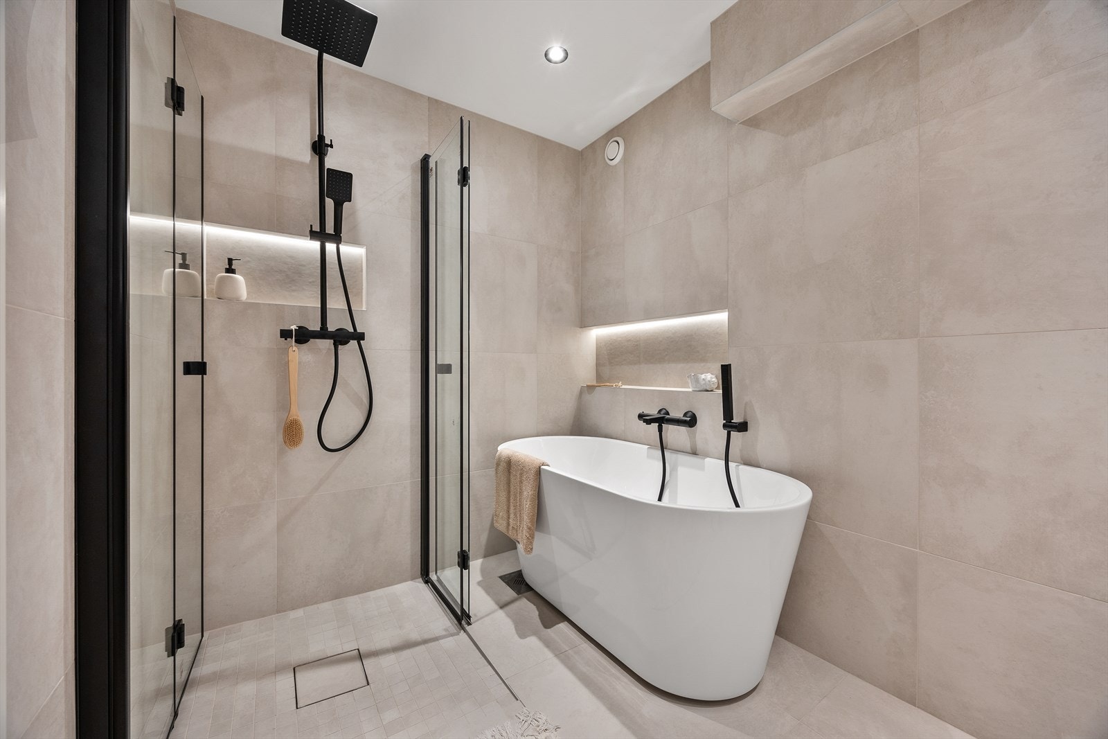 Badet har både badekar og dusjhjørne. Galleribilde