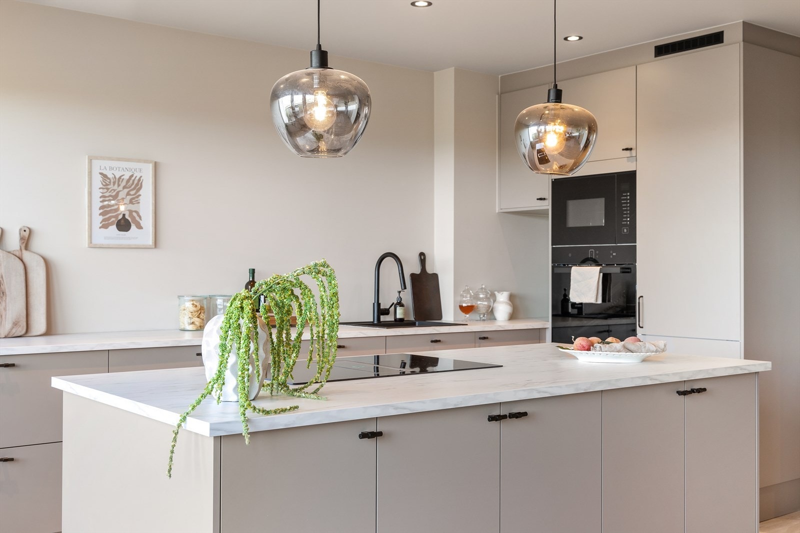 Materiale- og fargevalg gir et delikat og rent uttrykk. Galleribilde