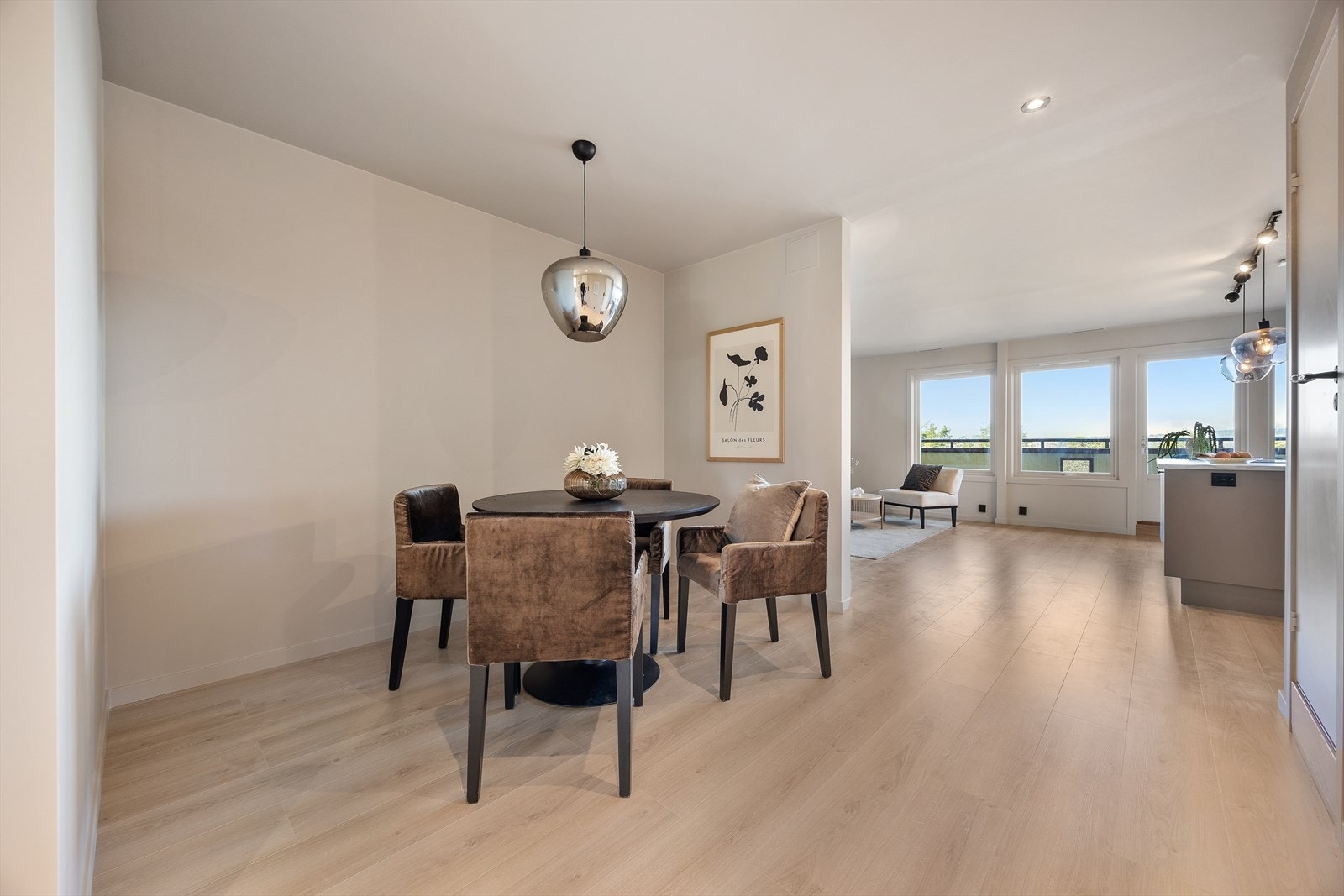 Det er plass til spisestue med rom for både familie og venner. Galleribilde