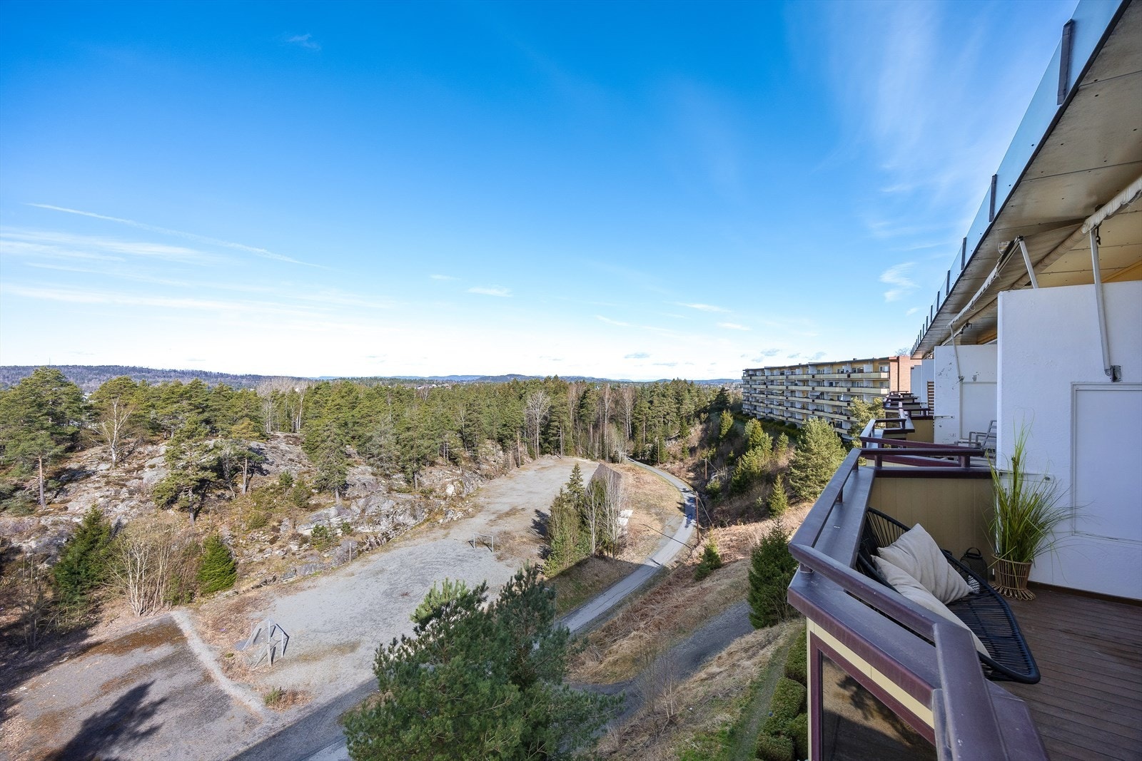 Fra balkongen er det fint og landlig utsyn. Galleribilde