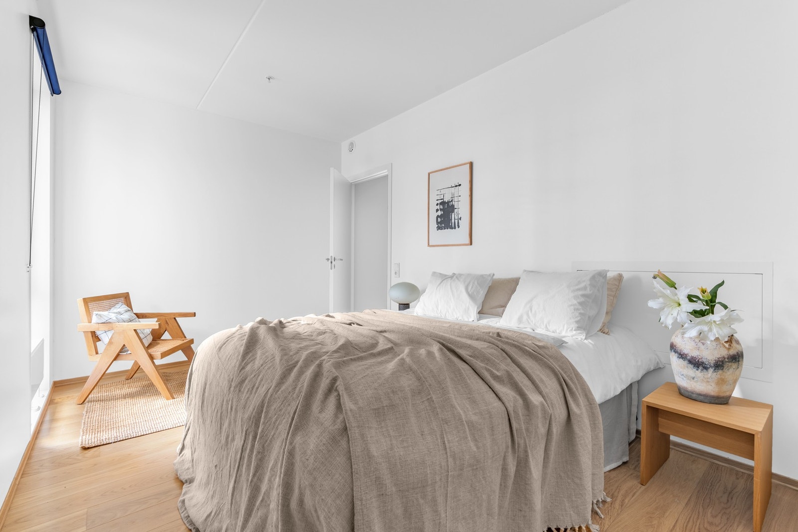 Leiligheten inneholder to soverom som ligger i hver sin kant av stuen. Galleribilde