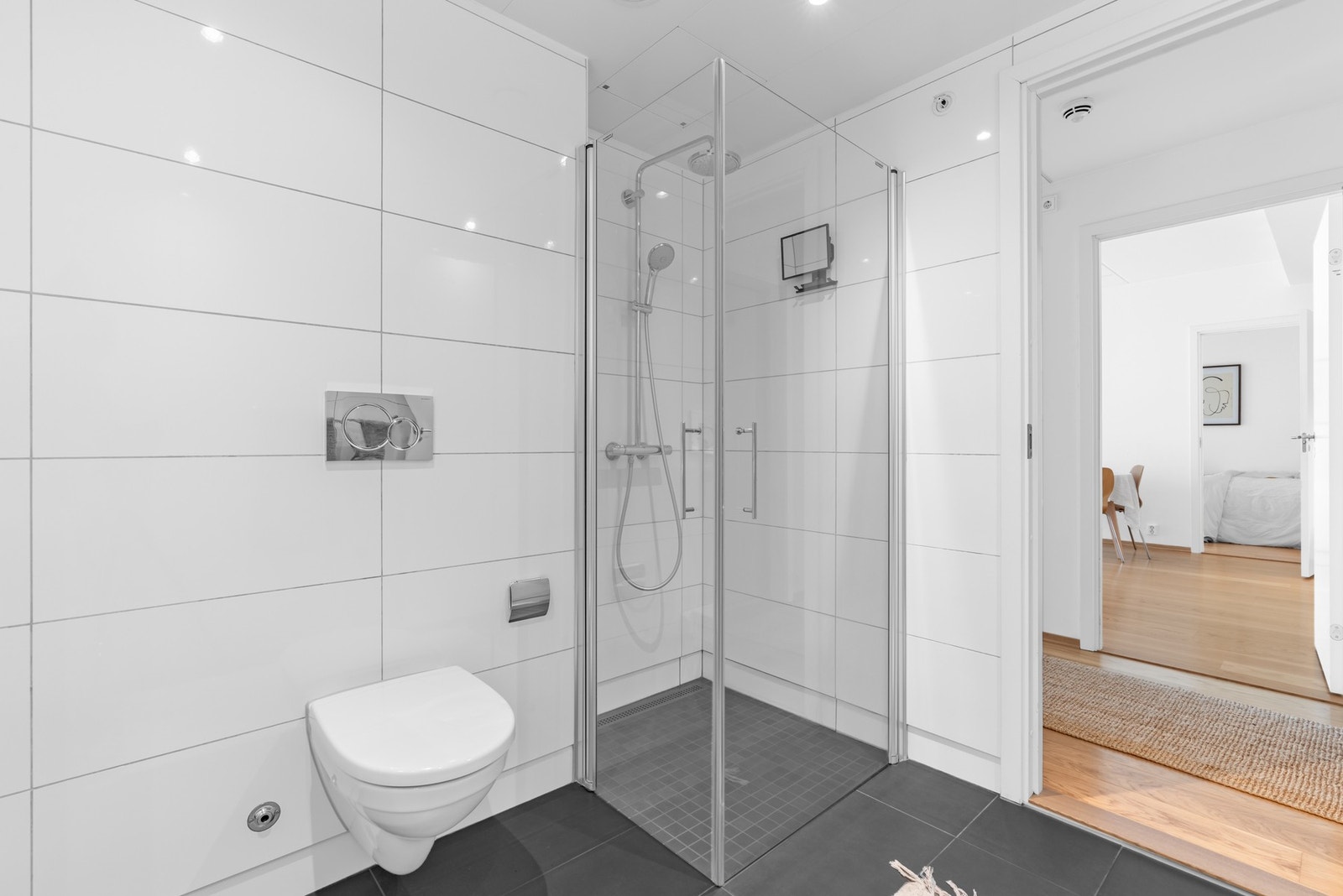 Dusjhjørnet har regnfallsdusj, slukrenne og innfellbare dører som gir bedre plassutnyttelse. Galleribilde