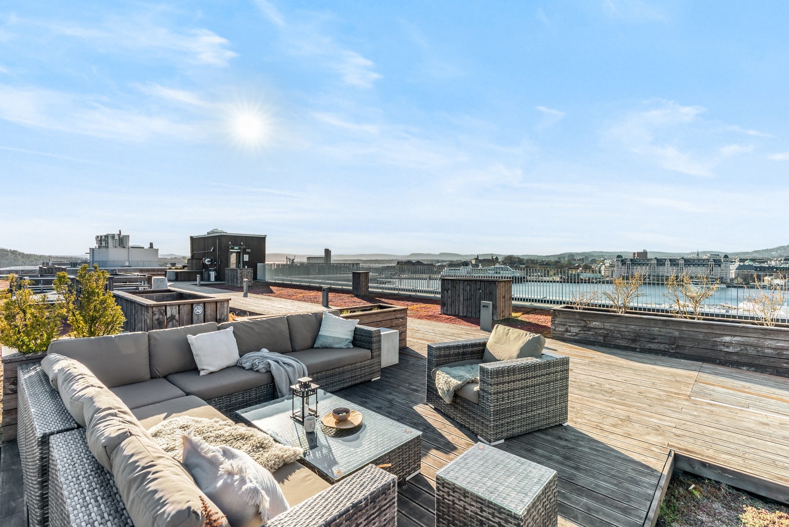 På den store, felles takterrassen har man solen gjennom hele dagen. Galleribilde