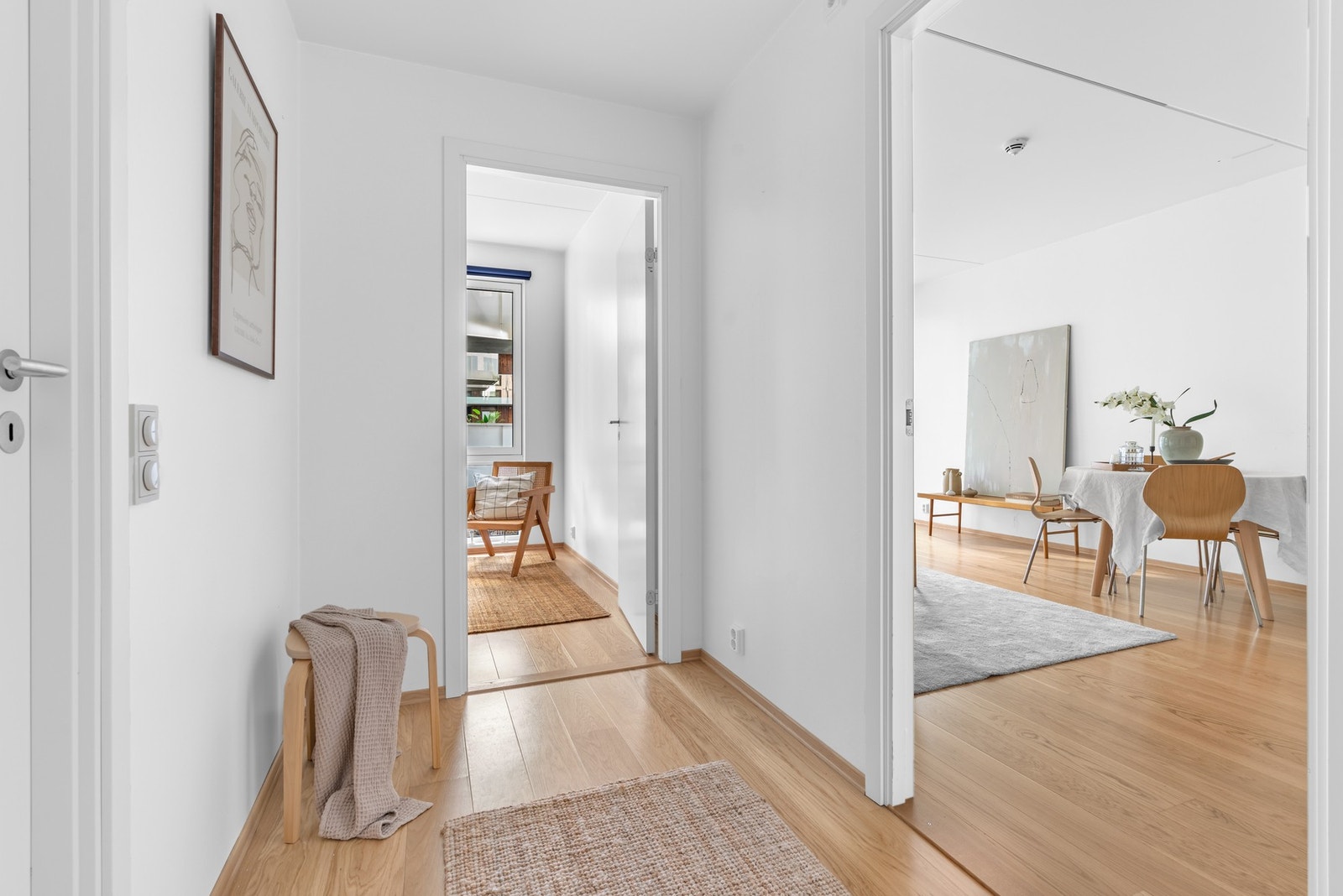 I entréen kan det innredes med en smalere garderobe, eller knaggrekke og skohylle for oppbevaring av ytterbekledning. Galleribilde