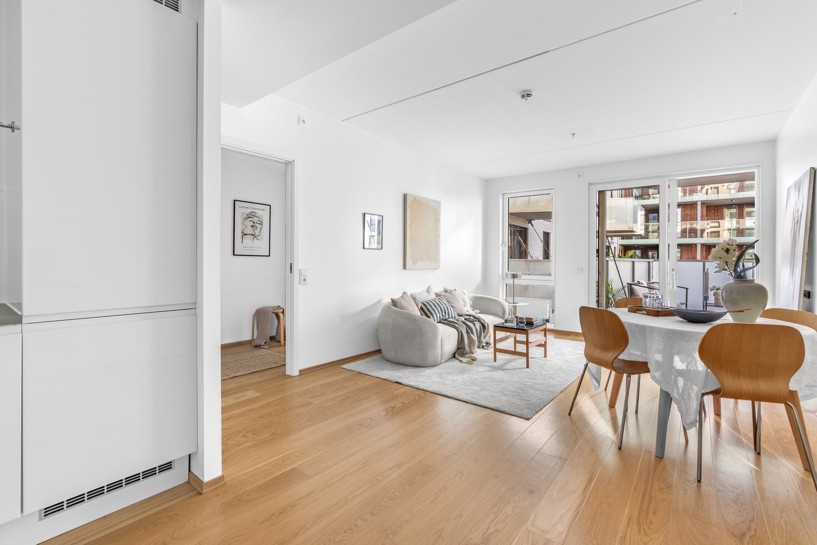 Takhøyden i stuen er målt til 2,63 m og sammen med vindusflatene som går helt ned mot gulvet bidrar det til ekstra god romfølelse. Galleribilde