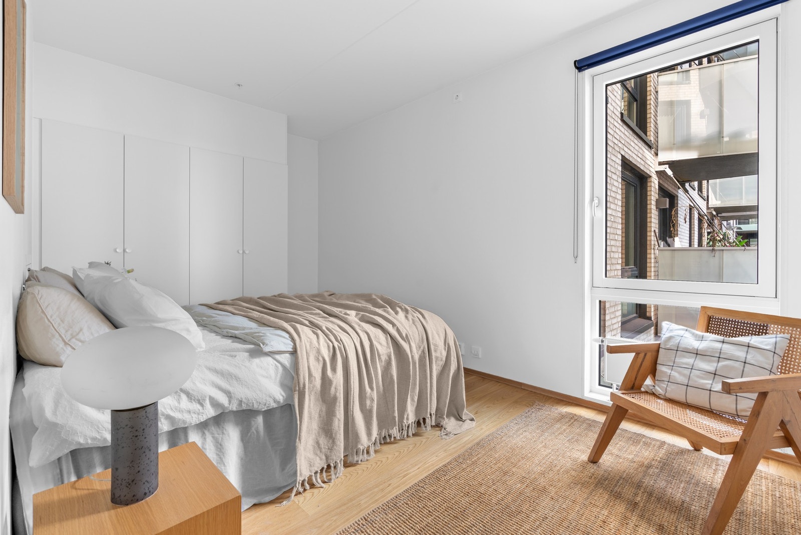 Hovedsoverommet ligger i tilknytning til badet og her er det plass til en større dobbeltseng Galleribilde