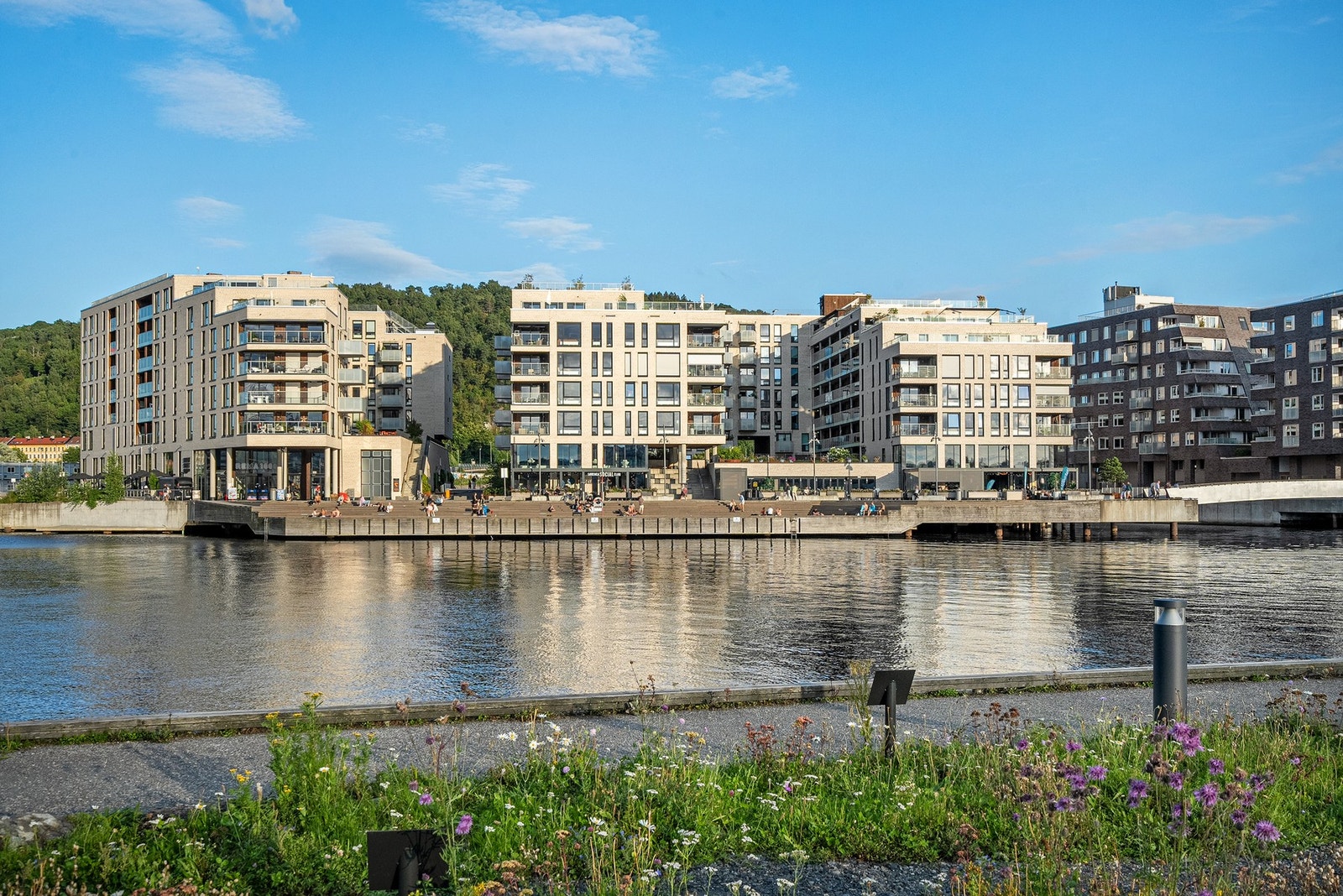 Sameiet Sørengstranda består av de to første byggene du kommer til. I underetasjene er det flere næringslokaler som dagligvarebutikk og restauranter. Galleribilde