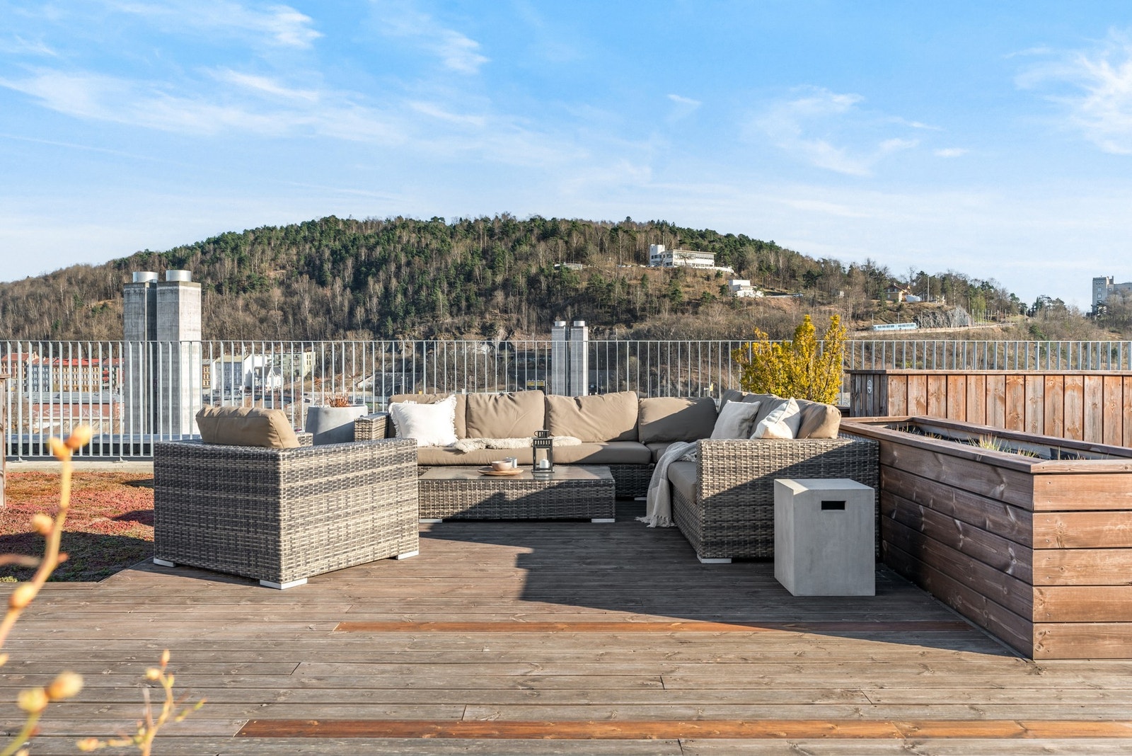 Terrassen er utstyrt med flere sittegrupper og kan bookes for private lag. Ekebergrestauranten kan sees i bakgrunn. Galleribilde