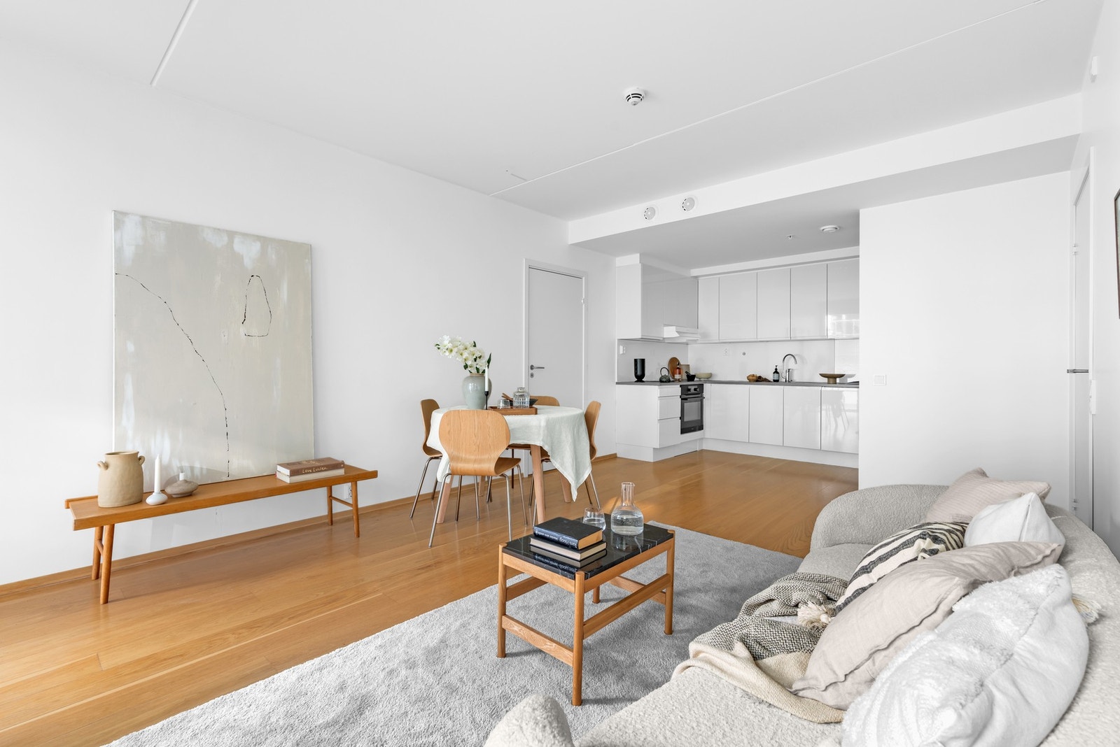 Oppholdsrommet består av stue og kjøkken i åpen løsning. Det er god plass for ulikt møblement. Galleribilde