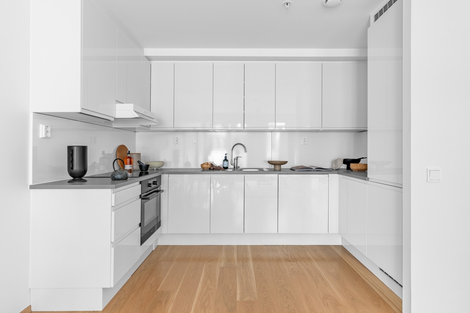 Det er montert praktiske veggplater og ledlys under overskap som gir bedre arbeidslys. Galleribilde