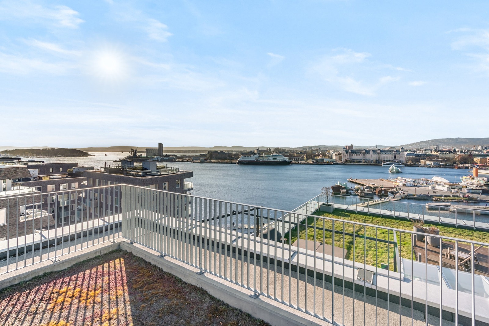 Fra takterrassen er det panoramautsikt over byen, fjorden og innseilingen. Galleribilde